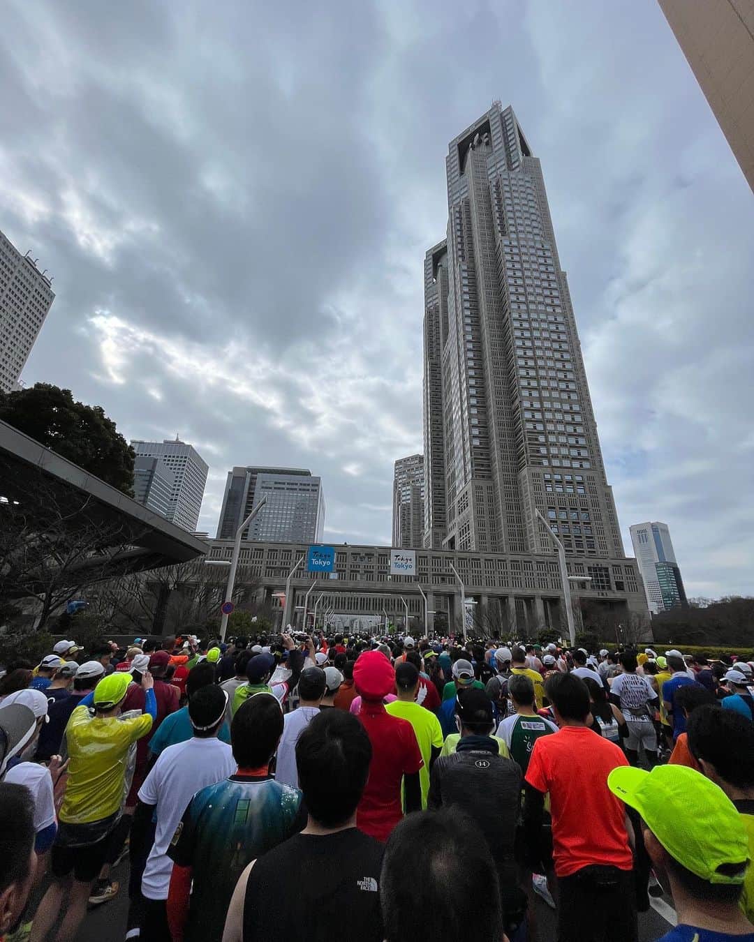 湯田友美さんのインスタグラム写真 - (湯田友美Instagram)「Tokyo marathon2023 I really enjoyed my race😭🥺 Thank you for great cheering and volunteers!!  東京マラソン！ いろんなサポートのおかげで無事に完走できました😭  自分の心の健康のために、楽しみにしていた東京マラソンのスタートラインへ立とう！と決めました。自分の体と会話しながら、ゴールまで一歩ずつ足を運んだ、42.195km。  今回は、心拍が上がり過ぎないようにゆっくりと。10kmごとにトイレに並ぶついでに休憩もとり、走りながら仲間を探して激をとばし。笑、後半はたくさん歩いて、その分たくさん見えた景色がありました✨前半のトイレは行列で、それだけで15-30分もロスもするんだ！って勉強になりました😂  昔からの付き合いのスマイリーメンバーは、ゴールまで一緒に走って歩いてくれた😭ARの大応援団も寒い中待っててくれた🫶🏻家族も、私の楽しみを心配しながらも応援し、サポートしてくれた。39キロ地点では息子に、「ママ、もうお家に帰ろ」って言われた😂笑  ゴールして思うのは、たくさんのサポートへの感謝。  今という時間、経験は一生に一度のものですね。 思い出になる宝物がまた一つできました☺️  #tokyomarathon #tokyomarathon2023 #adidasrunners #adidasrunnerstokyo #スマイリーエンジェル #東京マラソン #東京マラソン2023」3月5日 18時10分 - yudatomomi