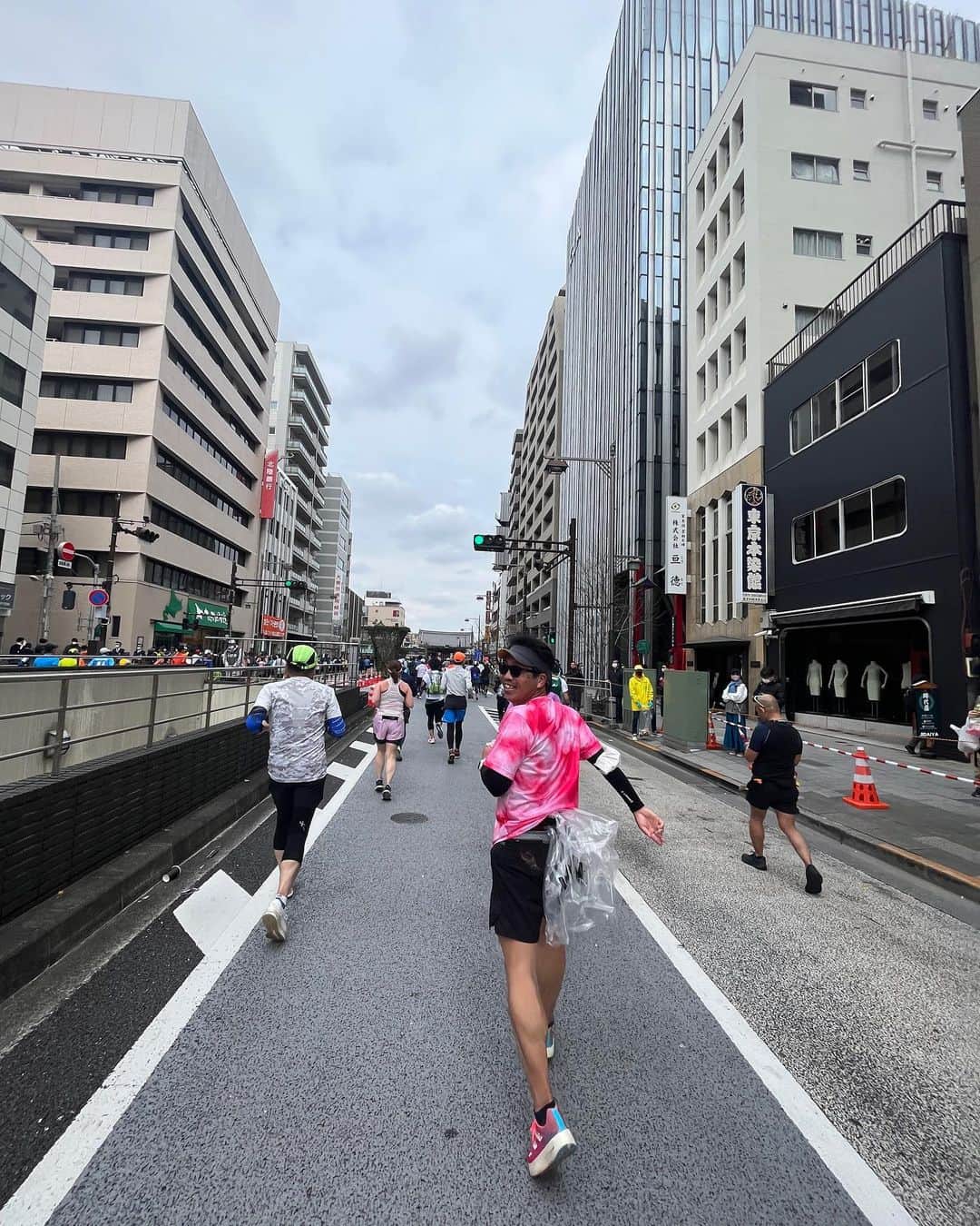 湯田友美さんのインスタグラム写真 - (湯田友美Instagram)「Tokyo marathon2023 I really enjoyed my race😭🥺 Thank you for great cheering and volunteers!!  東京マラソン！ いろんなサポートのおかげで無事に完走できました😭  自分の心の健康のために、楽しみにしていた東京マラソンのスタートラインへ立とう！と決めました。自分の体と会話しながら、ゴールまで一歩ずつ足を運んだ、42.195km。  今回は、心拍が上がり過ぎないようにゆっくりと。10kmごとにトイレに並ぶついでに休憩もとり、走りながら仲間を探して激をとばし。笑、後半はたくさん歩いて、その分たくさん見えた景色がありました✨前半のトイレは行列で、それだけで15-30分もロスもするんだ！って勉強になりました😂  昔からの付き合いのスマイリーメンバーは、ゴールまで一緒に走って歩いてくれた😭ARの大応援団も寒い中待っててくれた🫶🏻家族も、私の楽しみを心配しながらも応援し、サポートしてくれた。39キロ地点では息子に、「ママ、もうお家に帰ろ」って言われた😂笑  ゴールして思うのは、たくさんのサポートへの感謝。  今という時間、経験は一生に一度のものですね。 思い出になる宝物がまた一つできました☺️  #tokyomarathon #tokyomarathon2023 #adidasrunners #adidasrunnerstokyo #スマイリーエンジェル #東京マラソン #東京マラソン2023」3月5日 18時10分 - yudatomomi
