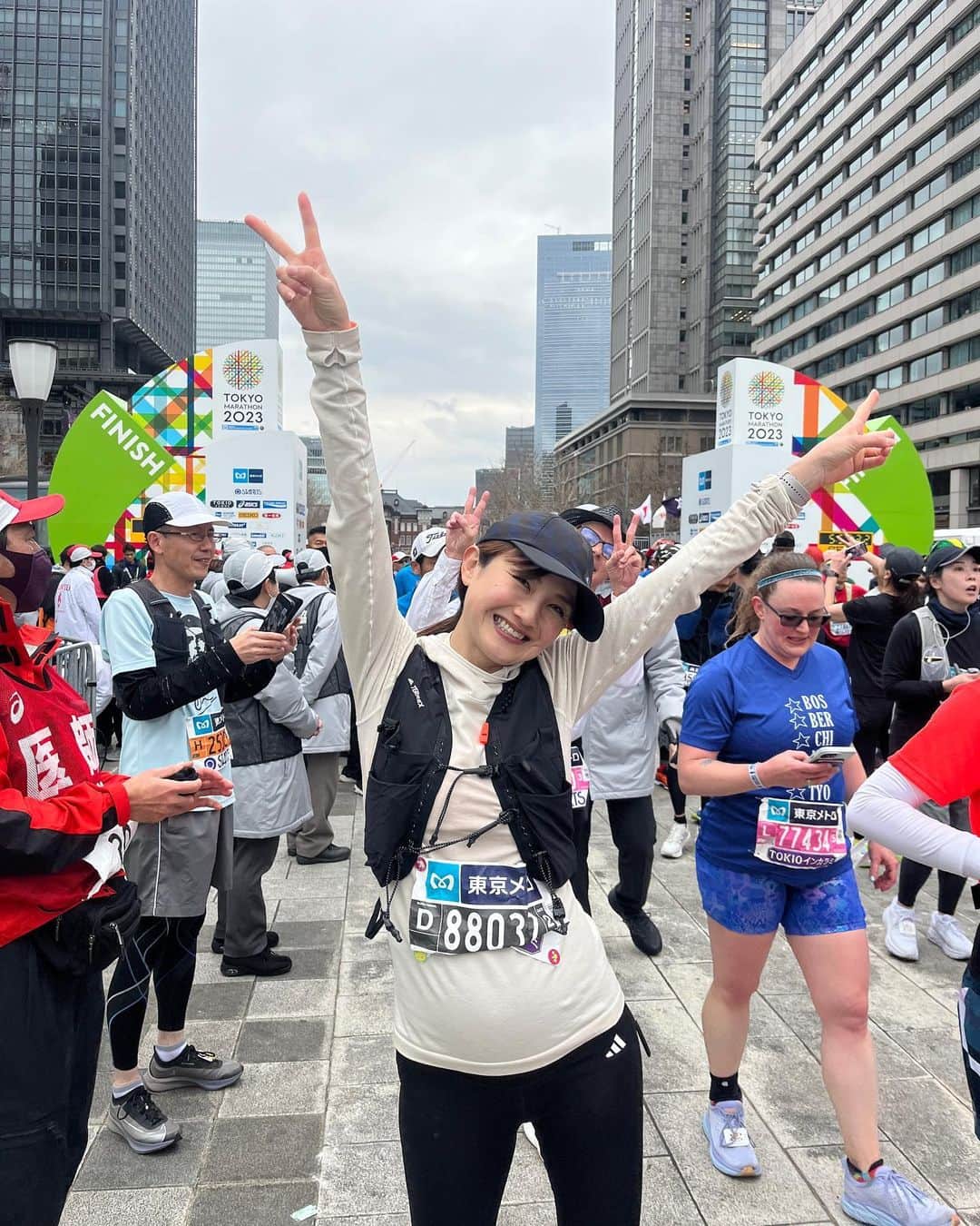 湯田友美のインスタグラム：「Tokyo marathon2023 I really enjoyed my race😭🥺 Thank you for great cheering and volunteers!!  東京マラソン！ いろんなサポートのおかげで無事に完走できました😭  自分の心の健康のために、楽しみにしていた東京マラソンのスタートラインへ立とう！と決めました。自分の体と会話しながら、ゴールまで一歩ずつ足を運んだ、42.195km。  今回は、心拍が上がり過ぎないようにゆっくりと。10kmごとにトイレに並ぶついでに休憩もとり、走りながら仲間を探して激をとばし。笑、後半はたくさん歩いて、その分たくさん見えた景色がありました✨前半のトイレは行列で、それだけで15-30分もロスもするんだ！って勉強になりました😂  昔からの付き合いのスマイリーメンバーは、ゴールまで一緒に走って歩いてくれた😭ARの大応援団も寒い中待っててくれた🫶🏻家族も、私の楽しみを心配しながらも応援し、サポートしてくれた。39キロ地点では息子に、「ママ、もうお家に帰ろ」って言われた😂笑  ゴールして思うのは、たくさんのサポートへの感謝。  今という時間、経験は一生に一度のものですね。 思い出になる宝物がまた一つできました☺️  #tokyomarathon #tokyomarathon2023 #adidasrunners #adidasrunnerstokyo #スマイリーエンジェル #東京マラソン #東京マラソン2023」