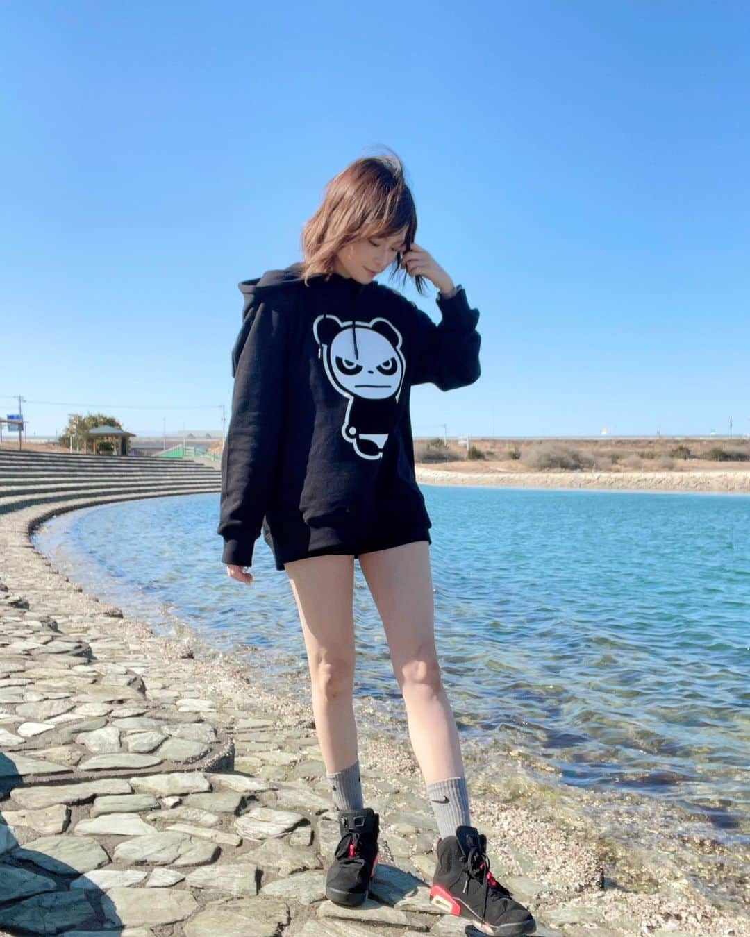 小林ひろみのインスタグラム：「🐼🤍🐼🤍🐼  めちゃくちゃ可愛い #haipanda の フーディGET🐼💓  野球選手がYouTubeで着てるの 見てパンダロゴが可愛くて 気になってのよーー‼️  やっぱめちゃくちゃ可愛いし ヘビロテしよ😍！  男女兼用やけん みんなおそろっちしてなぁ💓‼️  レギュラーフィットやから 私は少し大きめに着たくて 155㎝でメンズのL size着用です🫶  PR @hipandajapan_official #ハイパンダ #hipanda #ストリートファッションコーデ #フーディーコーデ #洋服通販 #通販ファッション　#田舎暮らし  #おそろいコーデがしたい」