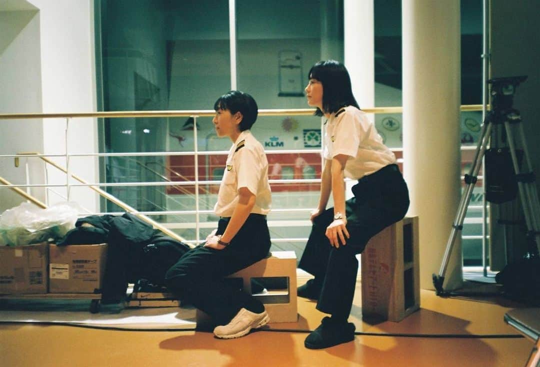 水川あさみのインスタグラム：「🧑🏻‍✈️👩🏻‍✈️✈️👭🏻👍👭🏻 #フィルムで撮った現場写真 @mizukawa_asami_mg.film」