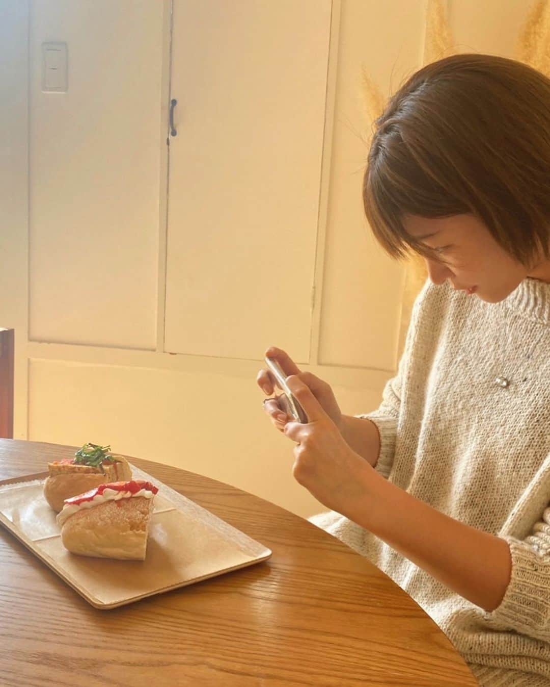 内村麻美さんのインスタグラム写真 - (内村麻美Instagram)「「福津に住もうかな。」 この日、何回も言ってたなぁ🦥🎶 . 食も豊かで、大好きな海もあって、人も穏やか。 . そんな中 「えっ？！なにここ？！」 ってときめくお店が増えてきて… まぢ最強だよ。 . 改めて、今回お邪魔したお店投稿します！！ . #福津 #福津市 #福津ドライブ #福津カフェ #oceans #コッペパン専門店 #海の彩 #寿司 #福津寿司 #ぶどうの樹 #おーしゃんびゅう #福間海岸」3月5日 18時19分 - asami___05