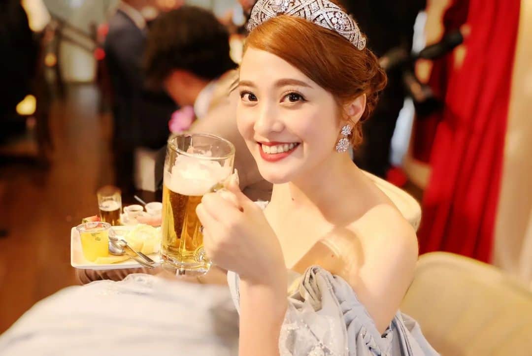 楠木杏さんのインスタグラム写真 - (楠木杏Instagram)「Hi みんな元気にしてた？ 先週の花粉とは比べ物にならないほどの花粉襲来で私はﾀﾞｳﾝしちゃってたよ～😰 みんなも気を付けてね！  今日のWedding photoは、やなぎが撮ってくれたお気に入りのもの💛 主人の友人たちとシャンパンで乾杯したあとに デザートビュッフェに向かったんだけど、ビールがのみたいっっ！どうしても！となって持ってきてもらったらまさかのジョッキビールだったの🍺  なんかこう細長いグラスでくるものだと思ってたわけ😂 私らしいし、まぁいっか♥️とグビグビっと飲ませてもらいました！笑  友達にも、結婚式は何度も参列してるけど新婦があんなにビール飲んでるの初めて見たよって言われちゃった！笑  私たちの式は本当に本当にアットホームで、ホームパーティーみたいにしたかったから結果なんだってOKなの🥳 みんなも呼びたかったなぁ～なんて🎉  次もお気に入りを載せていくね♥️ 見てくれてありがと～☺️💛  #wedding  #weddingdress #weddingparty #homeparty #happybride  #weddingbeer #Disneyprincesdress #princesdress　#cinderelladress #シンデレラドレス #結婚式　#ウェディングドレス 　#ディズニープリンセス #クチュールナオコ #プリンセスだってビールくらいきっと飲む #グビッとビール最高 #みんなと乾杯できる幸せ #本当は腰に手を当ててグビッといきたかった」3月5日 18時22分 - k.anzu_official