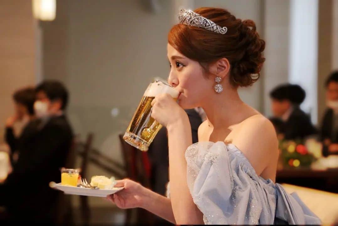 楠木杏さんのインスタグラム写真 - (楠木杏Instagram)「Hi みんな元気にしてた？ 先週の花粉とは比べ物にならないほどの花粉襲来で私はﾀﾞｳﾝしちゃってたよ～😰 みんなも気を付けてね！  今日のWedding photoは、やなぎが撮ってくれたお気に入りのもの💛 主人の友人たちとシャンパンで乾杯したあとに デザートビュッフェに向かったんだけど、ビールがのみたいっっ！どうしても！となって持ってきてもらったらまさかのジョッキビールだったの🍺  なんかこう細長いグラスでくるものだと思ってたわけ😂 私らしいし、まぁいっか♥️とグビグビっと飲ませてもらいました！笑  友達にも、結婚式は何度も参列してるけど新婦があんなにビール飲んでるの初めて見たよって言われちゃった！笑  私たちの式は本当に本当にアットホームで、ホームパーティーみたいにしたかったから結果なんだってOKなの🥳 みんなも呼びたかったなぁ～なんて🎉  次もお気に入りを載せていくね♥️ 見てくれてありがと～☺️💛  #wedding  #weddingdress #weddingparty #homeparty #happybride  #weddingbeer #Disneyprincesdress #princesdress　#cinderelladress #シンデレラドレス #結婚式　#ウェディングドレス 　#ディズニープリンセス #クチュールナオコ #プリンセスだってビールくらいきっと飲む #グビッとビール最高 #みんなと乾杯できる幸せ #本当は腰に手を当ててグビッといきたかった」3月5日 18時22分 - k.anzu_official
