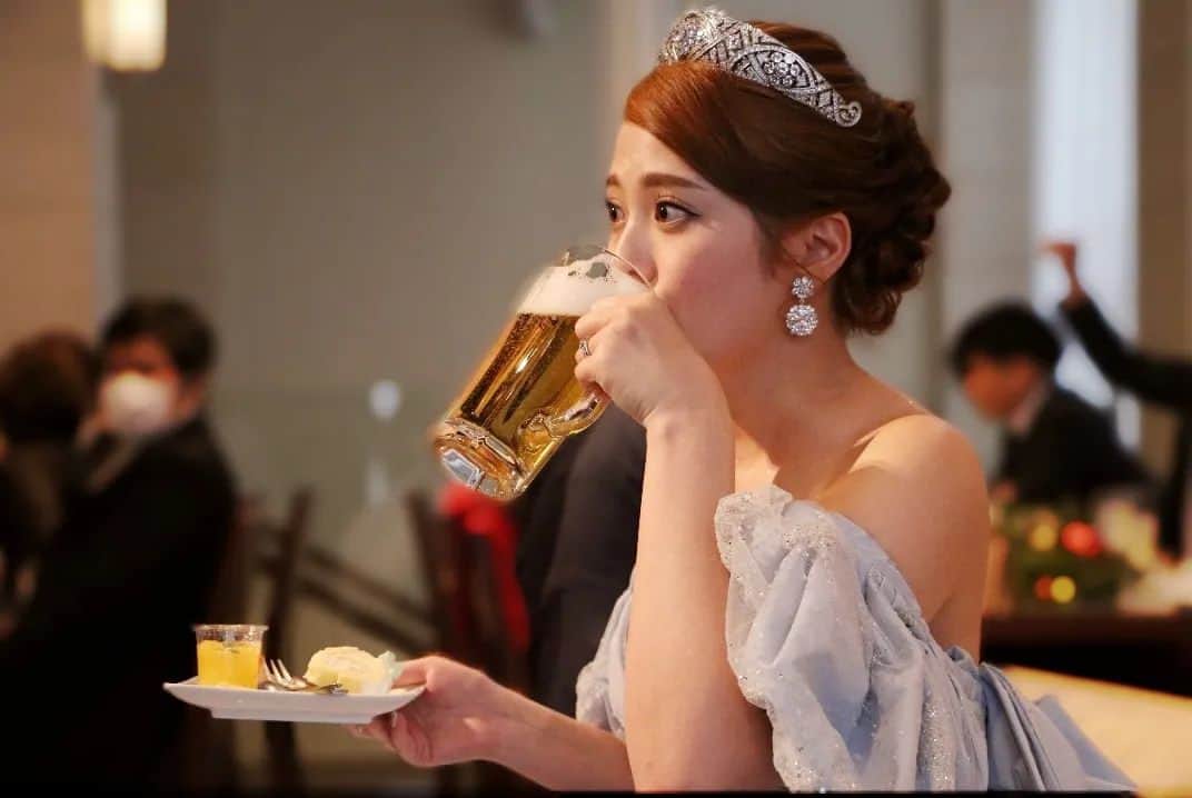 楠木杏さんのインスタグラム写真 - (楠木杏Instagram)「Hi みんな元気にしてた？ 先週の花粉とは比べ物にならないほどの花粉襲来で私はﾀﾞｳﾝしちゃってたよ～😰 みんなも気を付けてね！  今日のWedding photoは、やなぎが撮ってくれたお気に入りのもの💛 主人の友人たちとシャンパンで乾杯したあとに デザートビュッフェに向かったんだけど、ビールがのみたいっっ！どうしても！となって持ってきてもらったらまさかのジョッキビールだったの🍺  なんかこう細長いグラスでくるものだと思ってたわけ😂 私らしいし、まぁいっか♥️とグビグビっと飲ませてもらいました！笑  友達にも、結婚式は何度も参列してるけど新婦があんなにビール飲んでるの初めて見たよって言われちゃった！笑  私たちの式は本当に本当にアットホームで、ホームパーティーみたいにしたかったから結果なんだってOKなの🥳 みんなも呼びたかったなぁ～なんて🎉  次もお気に入りを載せていくね♥️ 見てくれてありがと～☺️💛  #wedding  #weddingdress #weddingparty #homeparty #happybride  #weddingbeer #Disneyprincesdress #princesdress　#cinderelladress #シンデレラドレス #結婚式　#ウェディングドレス 　#ディズニープリンセス #クチュールナオコ #プリンセスだってビールくらいきっと飲む #グビッとビール最高 #みんなと乾杯できる幸せ #本当は腰に手を当ててグビッといきたかった」3月5日 18時22分 - k.anzu_official