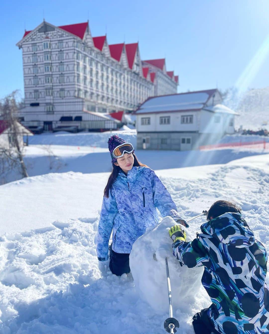 伊藤みくのインスタグラム：「⁡ ⁡ 家族で長野県白馬のコルチナスキー場に☃️❄️❄️❄️ ⁡ 時間を忘れてスキーしてました☀️ ⁡ 疲れたら息子と雪だるま作り⛄️ ⁡ ストックさしたらそれっぽくない？と提案したら 即採用されました☺️  ⁡ ⁡ ⁡ ⁡ ⁡ ⁡ ⁡ #白馬コルチナスキー場 #白馬 #スキー旅行 #スキー好きと繋がりたい #家族旅行 #一児のママ #スキーが大好き #白馬スキー #コルチナ  ⁡」