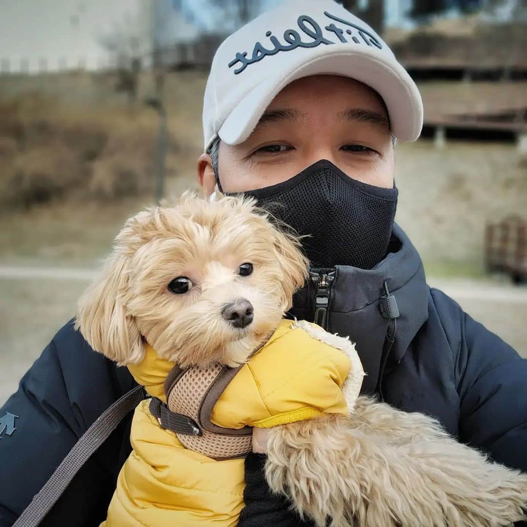 リュ・シウォンさんのインスタグラム写真 - (リュ・シウォンInstagram)「. #주말 시아와산책🐶🤍🤍 .봄이구나 이제~😉📌 .」3月5日 18時27分 - ryusiwon106