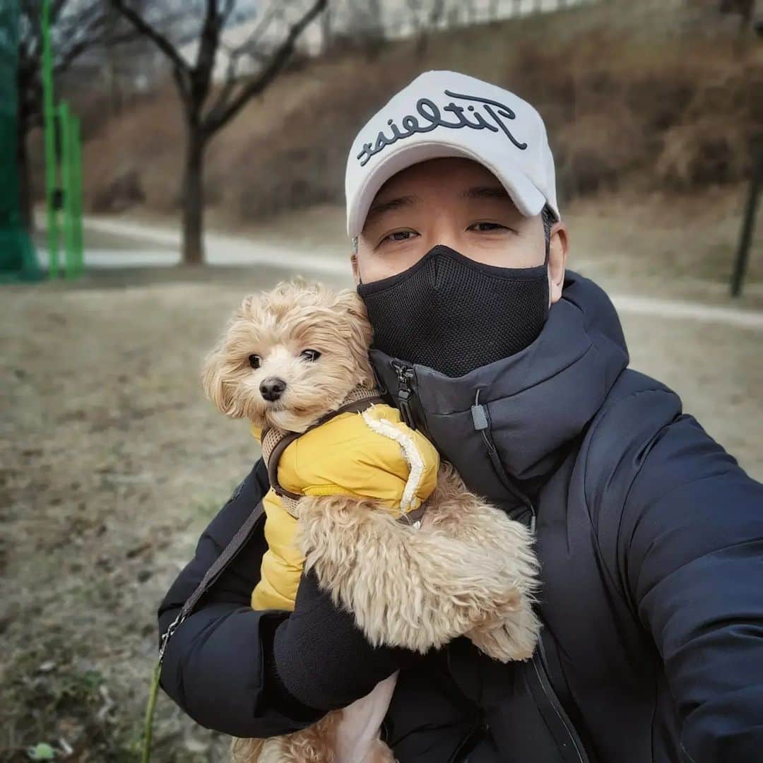 リュ・シウォンさんのインスタグラム写真 - (リュ・シウォンInstagram)「. #주말 시아와산책🐶🤍🤍 .봄이구나 이제~😉📌 .」3月5日 18時27分 - ryusiwon106