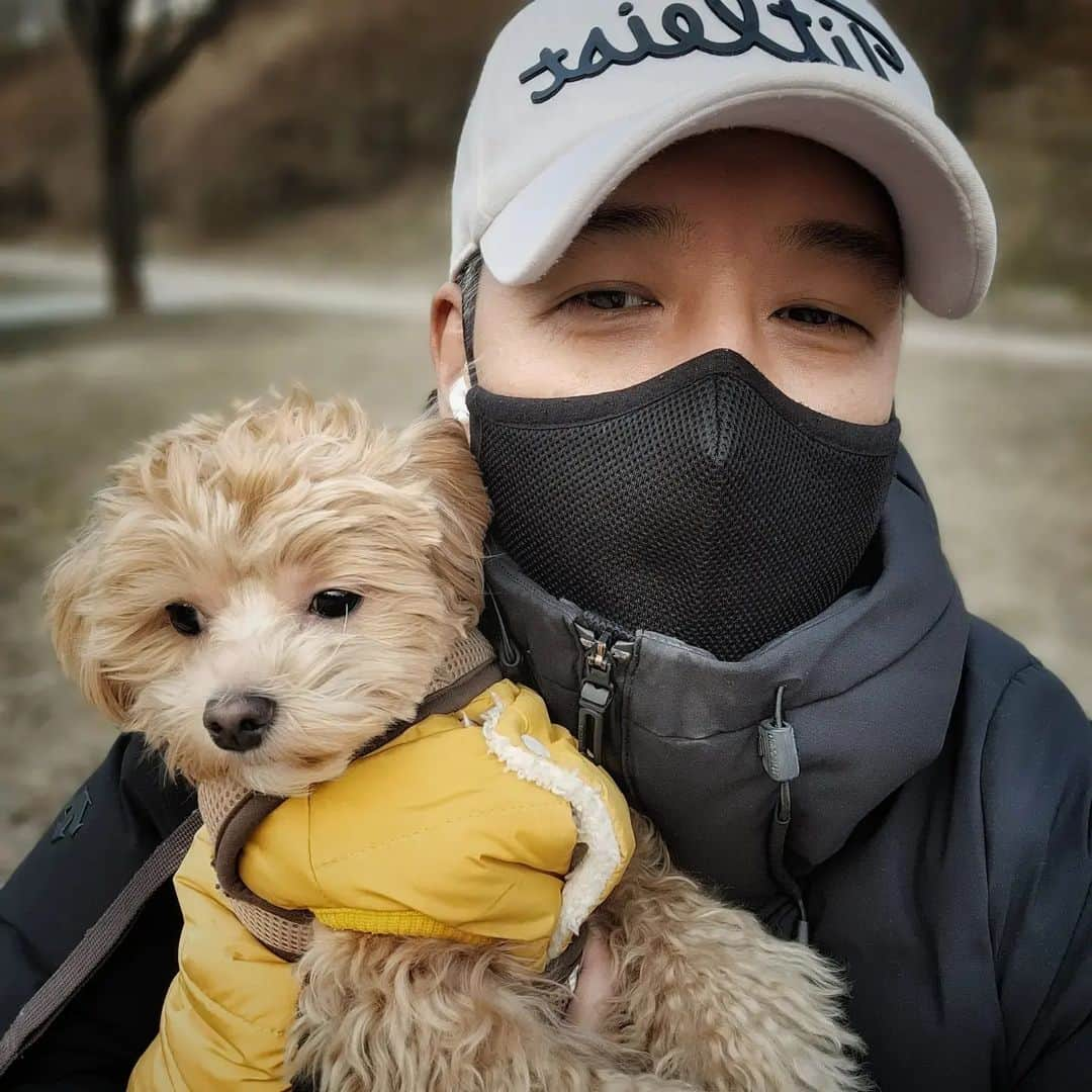 リュ・シウォンさんのインスタグラム写真 - (リュ・シウォンInstagram)「. #주말 시아와산책🐶🤍🤍 .봄이구나 이제~😉📌 .」3月5日 18時27分 - ryusiwon106