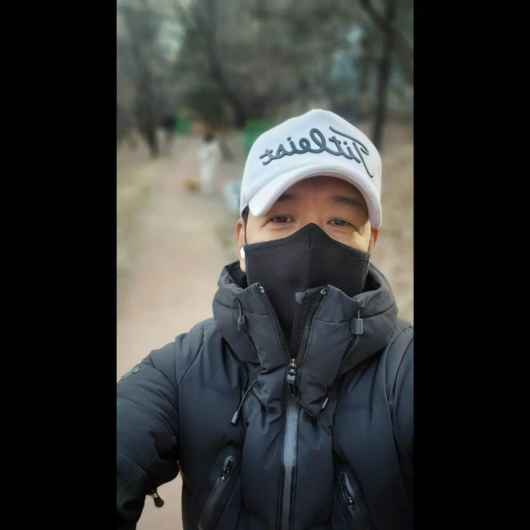 リュ・シウォンさんのインスタグラム写真 - (リュ・シウォンInstagram)「. #주말 시아와산책🐶🤍🤍 .봄이구나 이제~😉📌 .」3月5日 18時27分 - ryusiwon106
