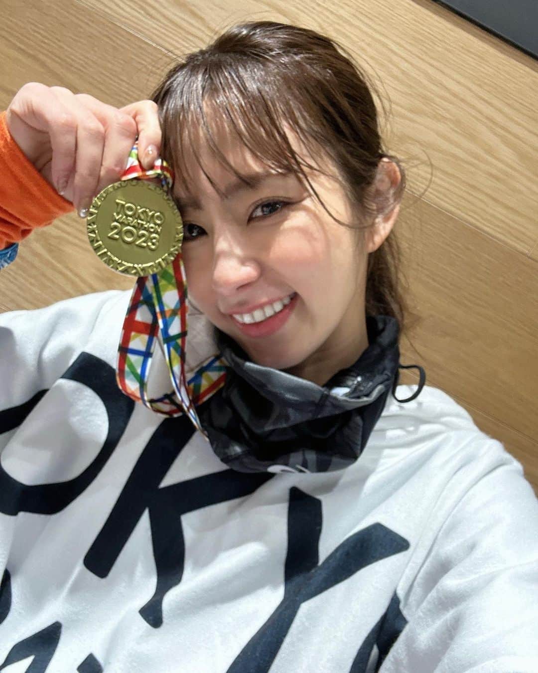 前田ゆうのインスタグラム：「東京マラソン無事完走🏃‍♀️💨 ほんと走り終わったら泣けてきた😭✨ たくさんの応援ありがとう❤️ ファンのみんなからのたくさんの応援エールをうけとりながら無事にゴールまでたどりつけました😭❤️✨ ほんとうにありがとう！😭💓  そしてちゃんとこと知らない方方たちもみなさん優しくしてくれて😭❤️スプレーなんかも貸してくださったかたがたに感謝です😭✨ そしてボランティアのみなさまにもほんとうにありがとうございました❤️またゆっくりレポかこうかな😚  しかし東京マラソンでられたかたも みなさんお疲れ様でした^ ^✨ ともにゆっくりカラダをやすめましょーう😉  #tokyomarason2023  #東京マラソン」