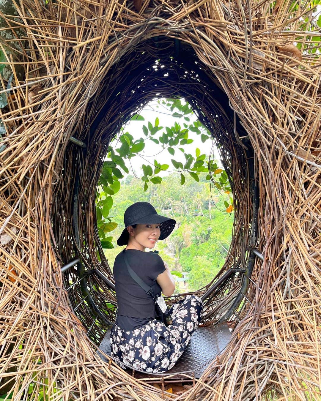 森口彩乃さんのインスタグラム写真 - (森口彩乃Instagram)「・  日本に戻ってきて約2週間が経ちましたが、 人生初のインドネシアへ行ってきました🇮🇩  目的は【ケチャ】を観ること。 ケチャやハカが大好きで 勇気がほしい時にYouTubeで観るのですが、 いつか体験してみたいと思っていたのでもう ワクワクが止まりませんでした✨  初めてのバリなので、友人のお友達のガイドさん （ディーちゃん）に案内をお願いしてウブドへ 連れて行ってもらいました🚙 （ディーちゃんは、日本の「おしん」と 「ドラえもん」が大好きなんだって📺）  バリの自然は八丈島とはまた違って、壮大！！ そして、そこに住んでいる人達の笑顔が絶えない！  日本で日々、色んなことを気にしながら生きているけれど… バリの人達と触れ合っている内に、そんなの本当にちっぽけだ。と思えて来ました✌️  飛行機は10時間くらいかかったけれど、 時差が1時間しか無いのもこれまた良かったです🌍  もっともっと、 世界中の人達と触れ合ってみたくなる旅となりました。  そういえば、周りの人達に 「バリいってくるね！」と伝えると、 「お、Paris良いね！」と返事が来たのはここだけの話🤣 （パリっぽい休日🎥の影響なのか。）  バリの写真、たっくさん撮ったのでまた載せます📸  #バリ #インドネシア #ウブド  #バリ旅行 #バリ観光 #bali  #滝 #海外旅行」3月5日 18時40分 - ayano.moriguchi