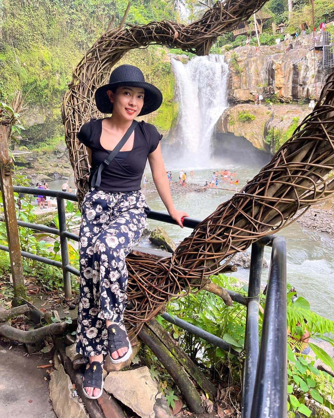 森口彩乃さんのインスタグラム写真 - (森口彩乃Instagram)「・  日本に戻ってきて約2週間が経ちましたが、 人生初のインドネシアへ行ってきました🇮🇩  目的は【ケチャ】を観ること。 ケチャやハカが大好きで 勇気がほしい時にYouTubeで観るのですが、 いつか体験してみたいと思っていたのでもう ワクワクが止まりませんでした✨  初めてのバリなので、友人のお友達のガイドさん （ディーちゃん）に案内をお願いしてウブドへ 連れて行ってもらいました🚙 （ディーちゃんは、日本の「おしん」と 「ドラえもん」が大好きなんだって📺）  バリの自然は八丈島とはまた違って、壮大！！ そして、そこに住んでいる人達の笑顔が絶えない！  日本で日々、色んなことを気にしながら生きているけれど… バリの人達と触れ合っている内に、そんなの本当にちっぽけだ。と思えて来ました✌️  飛行機は10時間くらいかかったけれど、 時差が1時間しか無いのもこれまた良かったです🌍  もっともっと、 世界中の人達と触れ合ってみたくなる旅となりました。  そういえば、周りの人達に 「バリいってくるね！」と伝えると、 「お、Paris良いね！」と返事が来たのはここだけの話🤣 （パリっぽい休日🎥の影響なのか。）  バリの写真、たっくさん撮ったのでまた載せます📸  #バリ #インドネシア #ウブド  #バリ旅行 #バリ観光 #bali  #滝 #海外旅行」3月5日 18時40分 - ayano.moriguchi