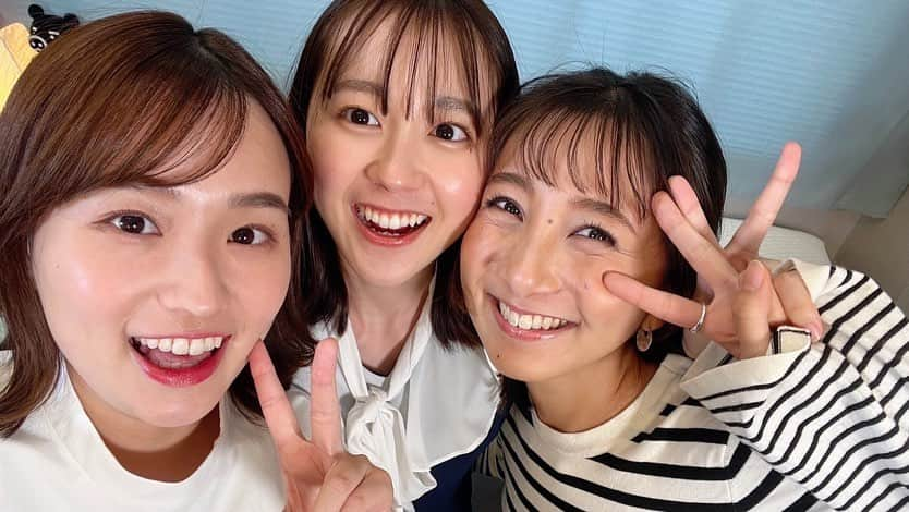 若林有子さんのインスタグラム写真 - (若林有子Instagram)「同期女子3人でのYouTube撮影🧸  ものすごくゆるく、ものすごく素でおしゃべりしています。 カメラの存在を忘れすぎてないか？と心配になるほど…(笑)  久しぶりに3人集まれたこともあり、 実際はこの倍くらいお喋りしていました🐤笑 ここまで恋愛トークをしたのはプライベートを含めても初めてかも👀  趣味嗜好も考え方もそれぞれでマイペースな私たちですが、 2人とも自分を持っていてさっぱりしているので居心地がいいのです😙  すごく楽しかったのですが、 慣れない女子会にところどころ全員変なテンションになっているのはお見逃しください(笑)  「アナウンサーのゆるちゃん」にて！  #三者三様 #止まらないお喋り #半年前の同期写真も添えて  #ゆるちゃん #youtube #女子会 #パジャマ女子会  #近藤夏子 #篠原梨菜 #若林有子 #同期」3月5日 18時37分 - wakabayashiyuko_