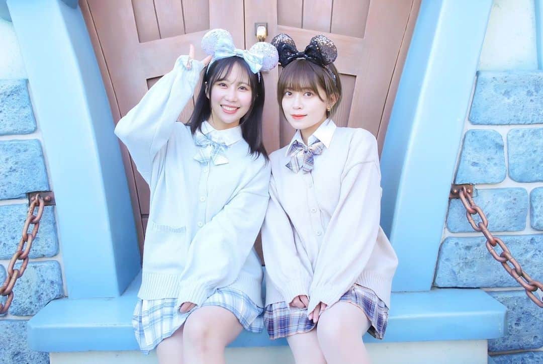 上野遥のインスタグラム：「🐭✨  天才🥹 また大切な写真が増えました〜！ 大感謝です！！  #制服ディズニー #東京ディズニーランド #美女と野獣 のれました」