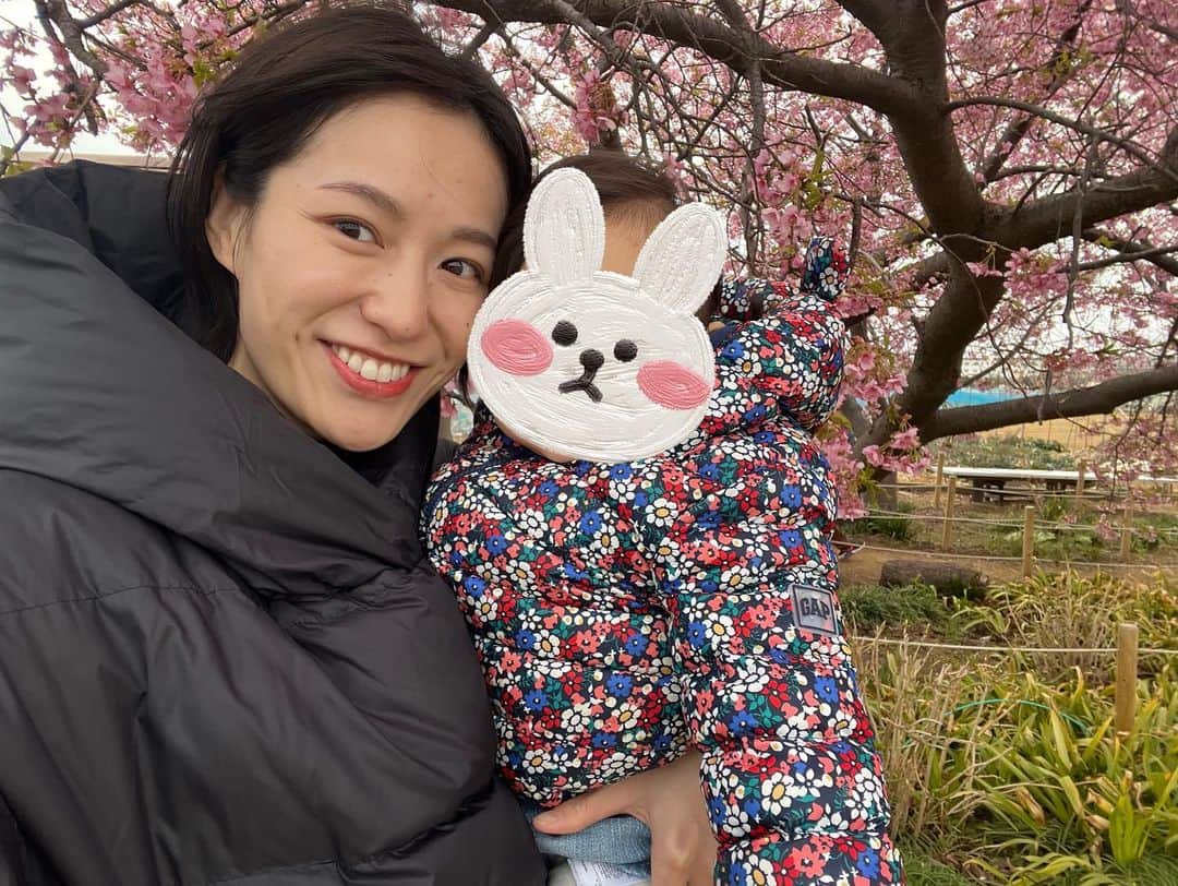 平田薫さんのインスタグラム写真 - (平田薫Instagram)「河津桜でお花見🌸 満開でした〜！！ 去年も娘を連れて行ったスポット。 去年は終わりがけに駆け込みでいったので、今年は満開で見にゆけてよかった！ 去年は抱っこでポーッとしながら見ていた桜。 今年は自分で歩き回って、菜の花の花びらを口に入れたり。笑 桜にも喜んで、わー！と声を出して手を伸ばしたりしていました。  最後の2枚はおまけのイチャイチャ写真。  #河津桜」3月5日 18時47分 - hiratakaoru1215