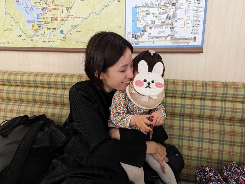平田薫さんのインスタグラム写真 - (平田薫Instagram)「河津桜でお花見🌸 満開でした〜！！ 去年も娘を連れて行ったスポット。 去年は終わりがけに駆け込みでいったので、今年は満開で見にゆけてよかった！ 去年は抱っこでポーッとしながら見ていた桜。 今年は自分で歩き回って、菜の花の花びらを口に入れたり。笑 桜にも喜んで、わー！と声を出して手を伸ばしたりしていました。  最後の2枚はおまけのイチャイチャ写真。  #河津桜」3月5日 18時47分 - hiratakaoru1215