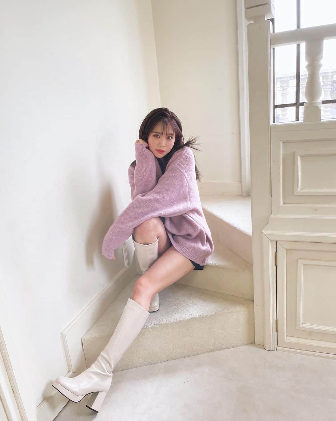 奈良未遥のインスタグラム：「❤︎GRL❤︎  ♦︎トップス  モヘヤタッチビッグニットトップス[an1226]  ♦︎ボトムス  ハイウエストショートパンツ[gm646]  ♦︎ブーツ  センターシームチャンキーヒールレザーロングブーツ[gd1431]  こちらもお気に入りのコーデです☺︎  #グレイル#GRL#grl購入品 #grlコーデ」