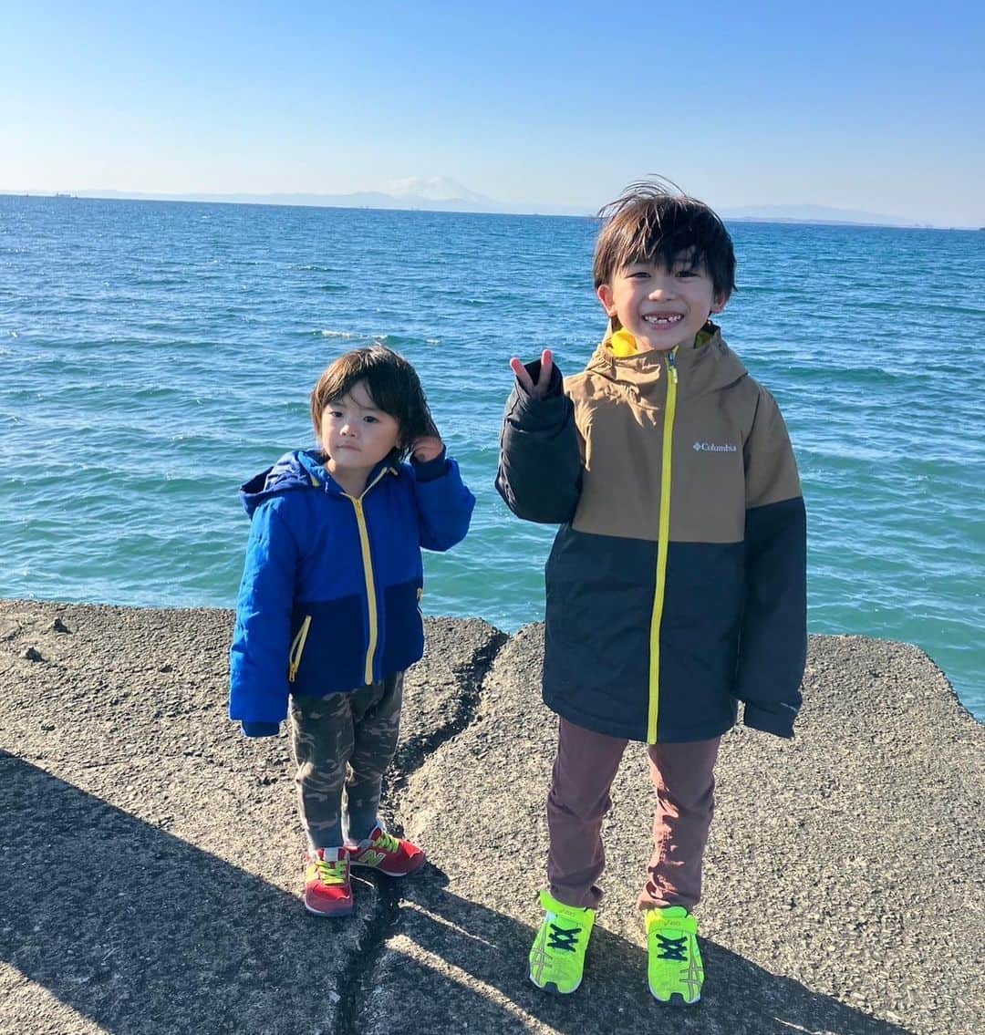 佐藤遙灯さんのインスタグラム写真 - (佐藤遙灯Instagram)「・ はるたす🏖 ・ #海をバックに撮影 #風が強くて寒かった #天気が ...