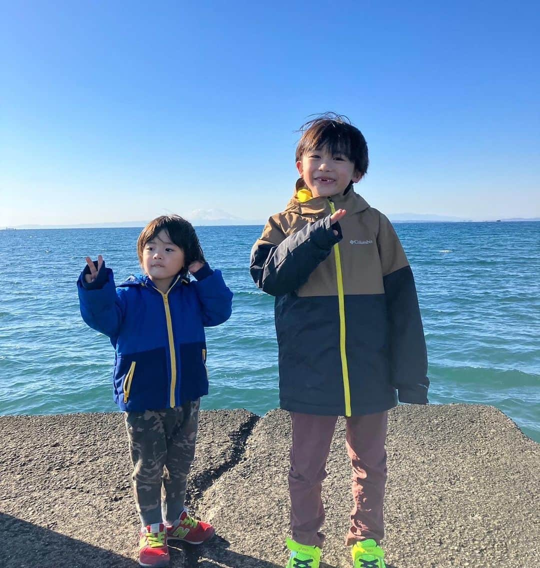 佐藤遙灯さんのインスタグラム写真 - (佐藤遙灯Instagram)「・ はるたす🏖 ・ #海をバックに撮影 #風が強くて寒かった #天気が良くて海がキレイ  #落ちないかドキドキ #佐藤家の休日 #はるたす #佐藤遙灯  #スペースクラフト #スペースクラフトジュニア」3月5日 18時51分 - sato_haruto__official