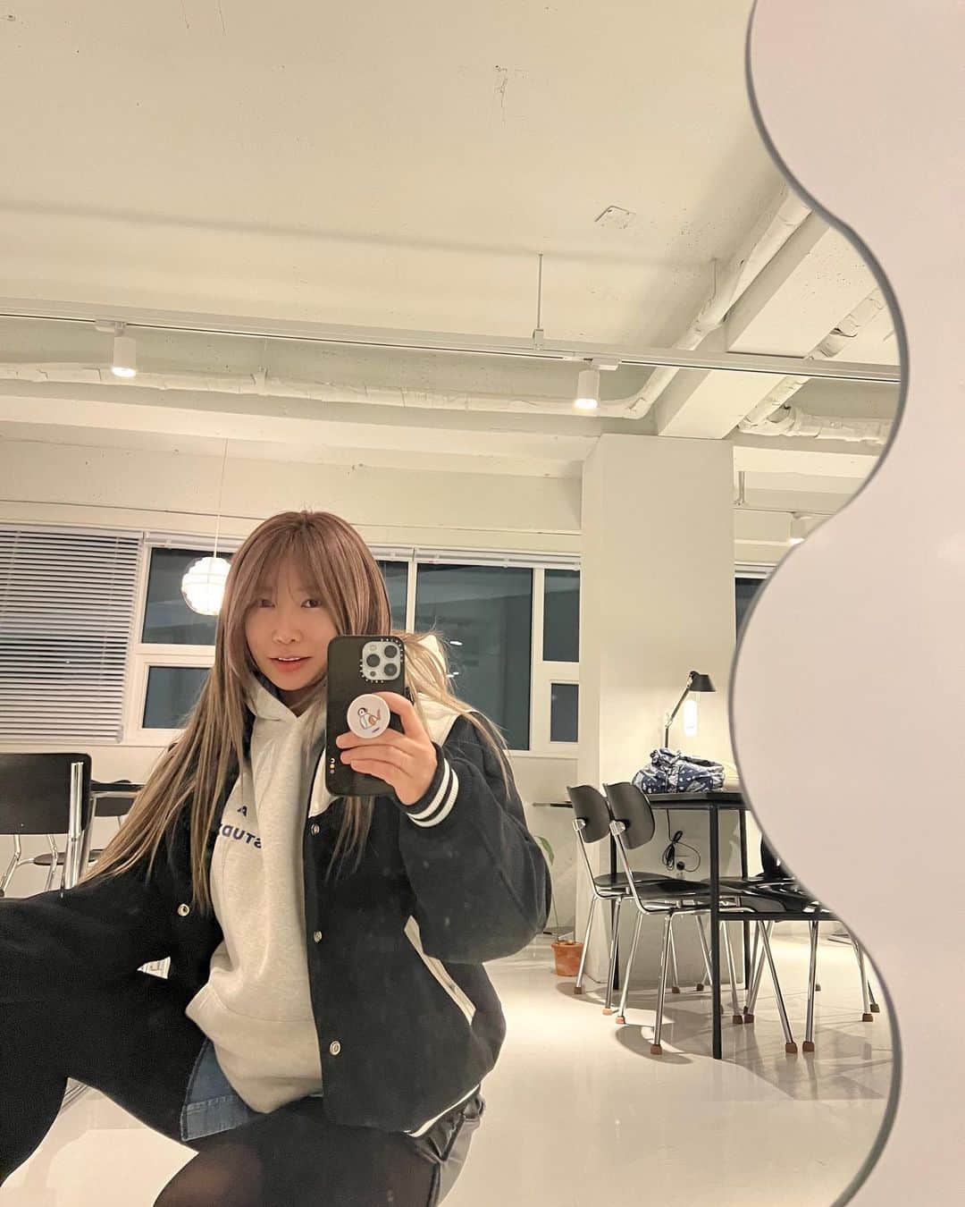 ジェアのインスタグラム：「거울셀카 점점 늘고 있는거 가튼데😀 아닌가? 🐰😆 (합주날에 맛있는 커피마시고 연습연습 👏👏열심히 살고있는 요즘 👏)」