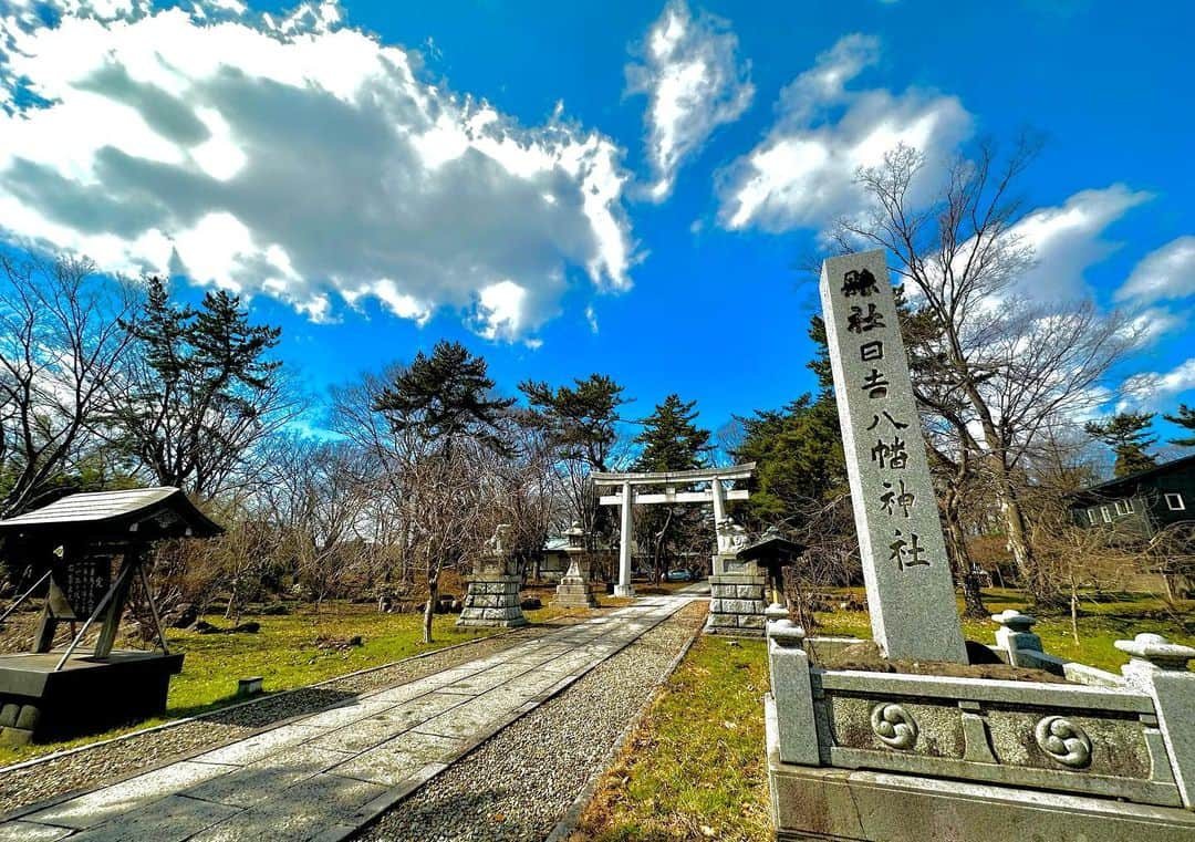 田村心さんのインスタグラム写真 - (田村心Instagram)「_ 「楽しかった、秋田県」 ⁡ 田村心です。 ⁡ ⁡ 舞台『巌流島』 ⁡ ⁡ 秋田公演ありがとうございました！ ⁡ どこにいっても その地の皆様が暖かく迎えてくださるので とっても嬉しくなります。 ⁡ ⁡ ⁡ 秋田のお客様も熱かった。 ありがとうございます。 ⁡ ⁡ ⁡ 秋田芸術劇場ミルハス ⁡   ⁡ とっても素敵な会場でした。 ⁡ ⁡ 今回は僕らは 大ホールでの公演だったのですが ⁡ 初日入り口がわからず 中ホールの楽屋に入ってしまいました。 ⁡ 楽屋のモニターで 舞台上のセットを確認したら あまりにもシンプル且つ 見たことのない景色すぎて ⁡ ⁡ ⁡ ⁡ あ、おれ絶対違うカンパニーの楽屋に忍び込んでるわ ⁡ ⁡ ⁡ ⁡ と急いで引き返し やっと大ホールの楽屋につきました。 ⁡ ⁡ そのままトレーナーさんに体を見てもらおうと トレーナールームに向かったら ⁡ ⁡ さっきの中ホール舞台上が 今回のトレーナールームでした。笑 ⁡ ⁡ ⁡ ⁡ ⁡ ⁡ ⁡ ⁡ そんなことある？？？？？？？？？？？？？？？？ ⁡ ⁡ ⁡ ⁡ ⁡ ⁡ ⁡ 約800人キャパの会場 ど真ん中で体のメンテナンスしていただきました。笑 ⁡ ある意味貴重な経験。 ⁡ ⁡ ⁡ 秋田の神社巡りは ⁡ ⁡ ⁡ 秋田県護国神社 古四王神社 菅原神社 日吉八幡神社 太平山三吉神社 彌高神社 八幡秋田神社 ⁡ ⁡ ⁡ 行かせていただきました。 どこも素敵な神社でした。 ⁡ ⁡ ⁡ 日吉八幡神社の宮司さんとは色々お話ししました。 お優しい方でした。 ⁡ ⁡ 帰り際に ⁡ ⁡ お名前聞いてもよろしいですか ⁡ ⁡ と言われて ⁡ ⁡ これはドラマでしか見たことない 「名乗るほどの者ではございません」の流れかぁ？！！！ ⁡ ⁡ と思いつつ ⁡ ⁡ ⁡ 田村心と申します！ 「心」と書いて「しん」です！！ ⁡ ⁡ としっかり名乗りました。笑 ⁡ ⁡ 秋田 ご飯も美味しかった。 ⁡ ⁡ きりたんぽ 稲庭うどん ラーメンなどなど... ⁡ ⁡ 色々食べました。 ⁡ ⁡ 末廣というラーメン屋さん 美味しすぎて２日連続行った。笑 ⁡ ⁡ この旅公演 行く場所行く場所で 楽しい思い出できるし 美味しい物食べれて ⁡ ⁡ 行った場所 全て好きになっちゃう。 ⁡ ⁡ 秋田も好きになりました。 また行きたいです。 ⁡ ⁡ 秋田の皆様 ありがとうございました！！！！！ ⁡ ⁡ では！！！」3月5日 19時06分 - shin_tamura_official