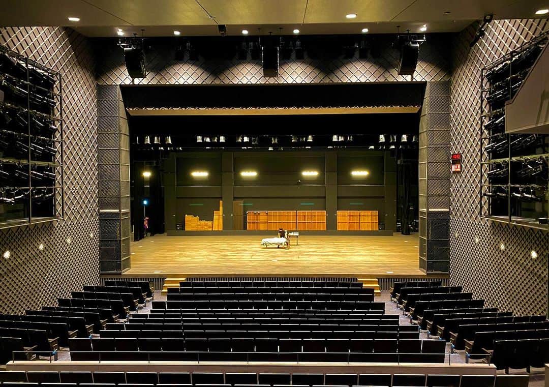 田村心さんのインスタグラム写真 - (田村心Instagram)「_ 「楽しかった、秋田県」 ⁡ 田村心です。 ⁡ ⁡ 舞台『巌流島』 ⁡ ⁡ 秋田公演ありがとうございました！ ⁡ どこにいっても その地の皆様が暖かく迎えてくださるので とっても嬉しくなります。 ⁡ ⁡ ⁡ 秋田のお客様も熱かった。 ありがとうございます。 ⁡ ⁡ ⁡ 秋田芸術劇場ミルハス ⁡   ⁡ とっても素敵な会場でした。 ⁡ ⁡ 今回は僕らは 大ホールでの公演だったのですが ⁡ 初日入り口がわからず 中ホールの楽屋に入ってしまいました。 ⁡ 楽屋のモニターで 舞台上のセットを確認したら あまりにもシンプル且つ 見たことのない景色すぎて ⁡ ⁡ ⁡ ⁡ あ、おれ絶対違うカンパニーの楽屋に忍び込んでるわ ⁡ ⁡ ⁡ ⁡ と急いで引き返し やっと大ホールの楽屋につきました。 ⁡ ⁡ そのままトレーナーさんに体を見てもらおうと トレーナールームに向かったら ⁡ ⁡ さっきの中ホール舞台上が 今回のトレーナールームでした。笑 ⁡ ⁡ ⁡ ⁡ ⁡ ⁡ ⁡ ⁡ そんなことある？？？？？？？？？？？？？？？？ ⁡ ⁡ ⁡ ⁡ ⁡ ⁡ ⁡ 約800人キャパの会場 ど真ん中で体のメンテナンスしていただきました。笑 ⁡ ある意味貴重な経験。 ⁡ ⁡ ⁡ 秋田の神社巡りは ⁡ ⁡ ⁡ 秋田県護国神社 古四王神社 菅原神社 日吉八幡神社 太平山三吉神社 彌高神社 八幡秋田神社 ⁡ ⁡ ⁡ 行かせていただきました。 どこも素敵な神社でした。 ⁡ ⁡ ⁡ 日吉八幡神社の宮司さんとは色々お話ししました。 お優しい方でした。 ⁡ ⁡ 帰り際に ⁡ ⁡ お名前聞いてもよろしいですか ⁡ ⁡ と言われて ⁡ ⁡ これはドラマでしか見たことない 「名乗るほどの者ではございません」の流れかぁ？！！！ ⁡ ⁡ と思いつつ ⁡ ⁡ ⁡ 田村心と申します！ 「心」と書いて「しん」です！！ ⁡ ⁡ としっかり名乗りました。笑 ⁡ ⁡ 秋田 ご飯も美味しかった。 ⁡ ⁡ きりたんぽ 稲庭うどん ラーメンなどなど... ⁡ ⁡ 色々食べました。 ⁡ ⁡ 末廣というラーメン屋さん 美味しすぎて２日連続行った。笑 ⁡ ⁡ この旅公演 行く場所行く場所で 楽しい思い出できるし 美味しい物食べれて ⁡ ⁡ 行った場所 全て好きになっちゃう。 ⁡ ⁡ 秋田も好きになりました。 また行きたいです。 ⁡ ⁡ 秋田の皆様 ありがとうございました！！！！！ ⁡ ⁡ では！！！」3月5日 19時06分 - shin_tamura_official