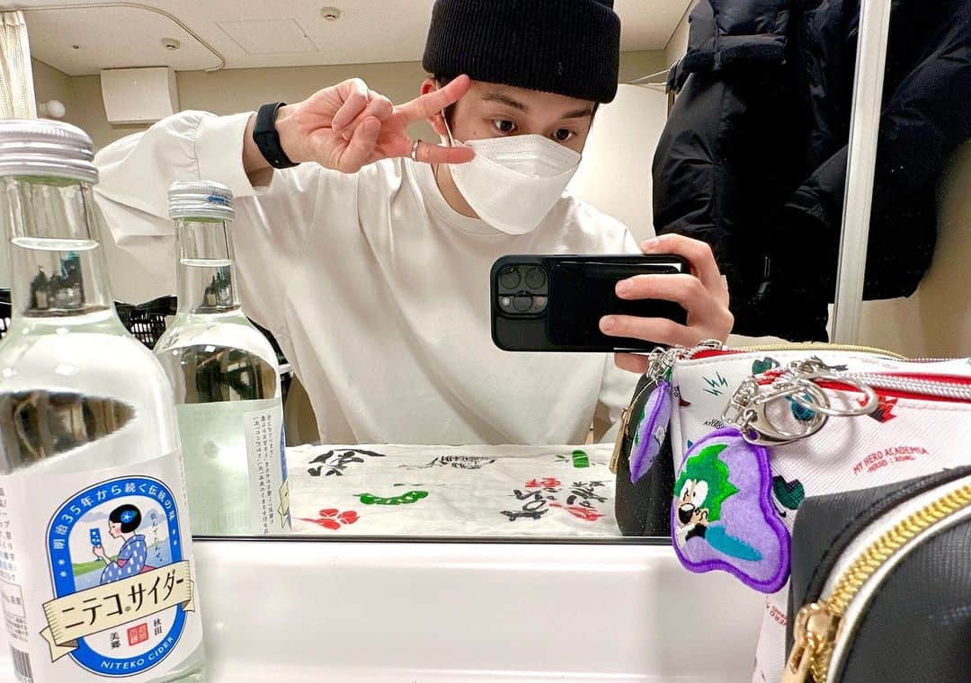 田村心のインスタグラム：「_ 「楽しかった、秋田県」 ⁡ 田村心です。 ⁡ ⁡ 舞台『巌流島』 ⁡ ⁡ 秋田公演ありがとうございました！ ⁡ どこにいっても その地の皆様が暖かく迎えてくださるので とっても嬉しくなります。 ⁡ ⁡ ⁡ 秋田のお客様も熱かった。 ありがとうございます。 ⁡ ⁡ ⁡ 秋田芸術劇場ミルハス ⁡   ⁡ とっても素敵な会場でした。 ⁡ ⁡ 今回は僕らは 大ホールでの公演だったのですが ⁡ 初日入り口がわからず 中ホールの楽屋に入ってしまいました。 ⁡ 楽屋のモニターで 舞台上のセットを確認したら あまりにもシンプル且つ 見たことのない景色すぎて ⁡ ⁡ ⁡ ⁡ あ、おれ絶対違うカンパニーの楽屋に忍び込んでるわ ⁡ ⁡ ⁡ ⁡ と急いで引き返し やっと大ホールの楽屋につきました。 ⁡ ⁡ そのままトレーナーさんに体を見てもらおうと トレーナールームに向かったら ⁡ ⁡ さっきの中ホール舞台上が 今回のトレーナールームでした。笑 ⁡ ⁡ ⁡ ⁡ ⁡ ⁡ ⁡ ⁡ そんなことある？？？？？？？？？？？？？？？？ ⁡ ⁡ ⁡ ⁡ ⁡ ⁡ ⁡ 約800人キャパの会場 ど真ん中で体のメンテナンスしていただきました。笑 ⁡ ある意味貴重な経験。 ⁡ ⁡ ⁡ 秋田の神社巡りは ⁡ ⁡ ⁡ 秋田県護国神社 古四王神社 菅原神社 日吉八幡神社 太平山三吉神社 彌高神社 八幡秋田神社 ⁡ ⁡ ⁡ 行かせていただきました。 どこも素敵な神社でした。 ⁡ ⁡ ⁡ 日吉八幡神社の宮司さんとは色々お話ししました。 お優しい方でした。 ⁡ ⁡ 帰り際に ⁡ ⁡ お名前聞いてもよろしいですか ⁡ ⁡ と言われて ⁡ ⁡ これはドラマでしか見たことない 「名乗るほどの者ではございません」の流れかぁ？！！！ ⁡ ⁡ と思いつつ ⁡ ⁡ ⁡ 田村心と申します！ 「心」と書いて「しん」です！！ ⁡ ⁡ としっかり名乗りました。笑 ⁡ ⁡ 秋田 ご飯も美味しかった。 ⁡ ⁡ きりたんぽ 稲庭うどん ラーメンなどなど... ⁡ ⁡ 色々食べました。 ⁡ ⁡ 末廣というラーメン屋さん 美味しすぎて２日連続行った。笑 ⁡ ⁡ この旅公演 行く場所行く場所で 楽しい思い出できるし 美味しい物食べれて ⁡ ⁡ 行った場所 全て好きになっちゃう。 ⁡ ⁡ 秋田も好きになりました。 また行きたいです。 ⁡ ⁡ 秋田の皆様 ありがとうございました！！！！！ ⁡ ⁡ では！！！」