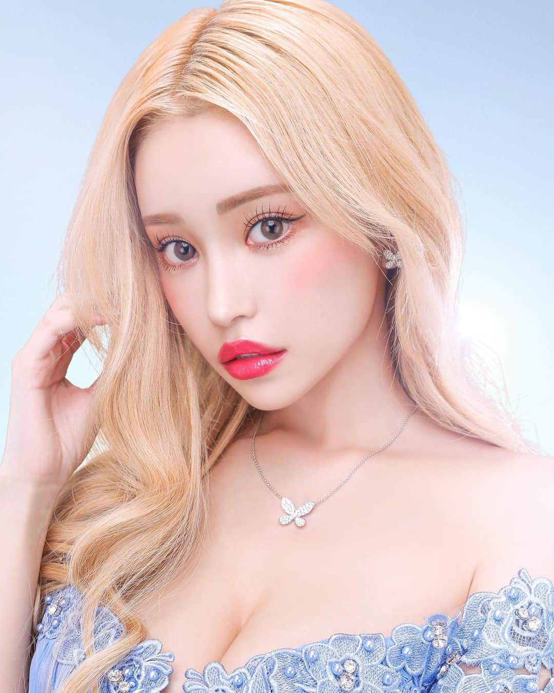 のインスタグラム：「ご報告です。  もう気づいてる方も多いと思いますが2年半前から５年間働いていたアジアンクラブを退店してます。 きよみの人生を変えてくれた場所でもあるアジアンクラブには感謝でいっぱいです。 ありがとうございました😊  そして、次の移籍先が決まって "六本木ポセイドン"に入る事になりました🐬✨✨  初めての六本木で緊張するけど 最初はナンバーにも入らないで 自分のペースで頑張っていこうと 思います😉💙💙  出勤は明後日の3/7(火)からです✨  基本毎日いるので みんな六本木ポセイドンに逢いにきて下さい🥹💙🐬  もう歌舞伎町には居ないけど また六本木で よろしくお願いします😊🗼🍷  あとYouTubeの更新 止まっててごめんなさい🥲 落ち着いたらすぐ更新していくので 待ってて下さい🥺🎥  @poseidon_roppongi_  #六本木 #ポセイドン」