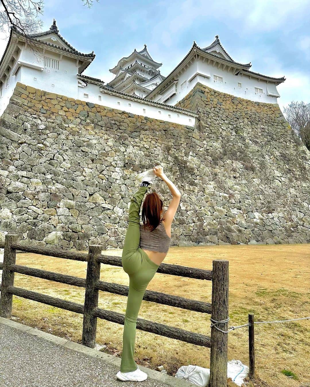 宮田亜夢のインスタグラム：「at HIMEJI castle 🏃‍♀️🏃‍♀️  凄いシュールな画になった🤭  #running  #ランニング #姫路城 #himejicastle  #workout」