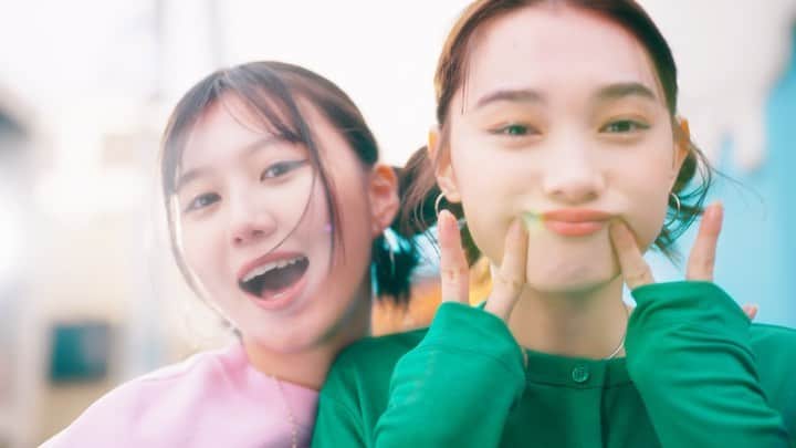 新野尾七奈のインスタグラム：「今日から公開！ ABEMA ユニクロCM 出演させて頂きました🐺  👖 @uniqlo_jp 『バギージーンズ/66 BLUE/¥3,990（🔍454350）』  バギージーンズ！ 普段も愛用しているのだけど 色味も素材も形も何もかも可愛い。 かわいい👖。  NEWオオカミシリーズ楽しみ🐺💐 共にCMもチェックしてね❤️  うーぅううたん ´,,･ω･)▽<,,)♡💕ｽｷｨ♡❤️♥️ #ユニクロ #UNIQLO  #Lifewear #ユニクロネオコーデ #ユニクロのバギージーンズ #花束とオオカミちゃんには騙されない」