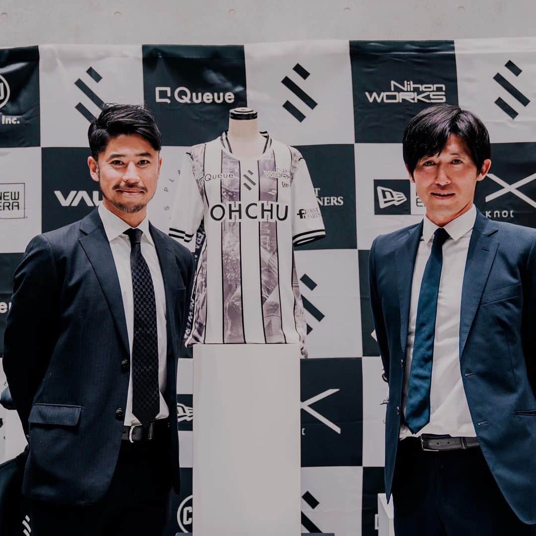 田中裕介さんのインスタグラム写真 - (田中裕介Instagram)「SHIBUYA CITY FC @shibuyacityfc  2023年新体制発表会とスポンサーパーティーが 行われました。   新チームのお披露目の場、 また自分としても新たな役職になり初の公の行事。 多くのパートナー、スポンサー様の前に立ち、 今年からオフィシャルサプライヤーになって頂いた　  NEW ERA様 @newerajapan  との『世界初』のユニフォーム誕生秘話について 話させて頂きました。 改めてサポートしてくださる方々の想いを感じ、 渋谷からJリーグを目指すクラブの内部の人間として 気が引き締まる思いになりました。  プレーヤーからマネジメントへ。  監督や選手のサポートをして強く逞しい集団にしていき、 このカテゴリーとしては異例の200を超えるスポンサーの方々への感謝の想いを昇格という形で、 必ず結果を残さないといけない。そう強く思いました。  2023年シーズンの開幕は来週に迫りました。 ここから始まる長い戦いを仲間と共に駆け抜けます。  渋谷から『世界で1番ワクワクするサッカークラブ』を 目指して頂けるパートナー様を引き続き 募集していますので、是非私までご連絡をください。 挑戦と感動を共に共有していきましょう🔥  #SHIBUYACITYFC #渋谷 #shibuya  #2023 #新体制発表会  #スポンサーパーティー #NEWERA #gshock  #カシオ  #VALX #プロテイン」3月5日 19時05分 - yusuketanaka_official