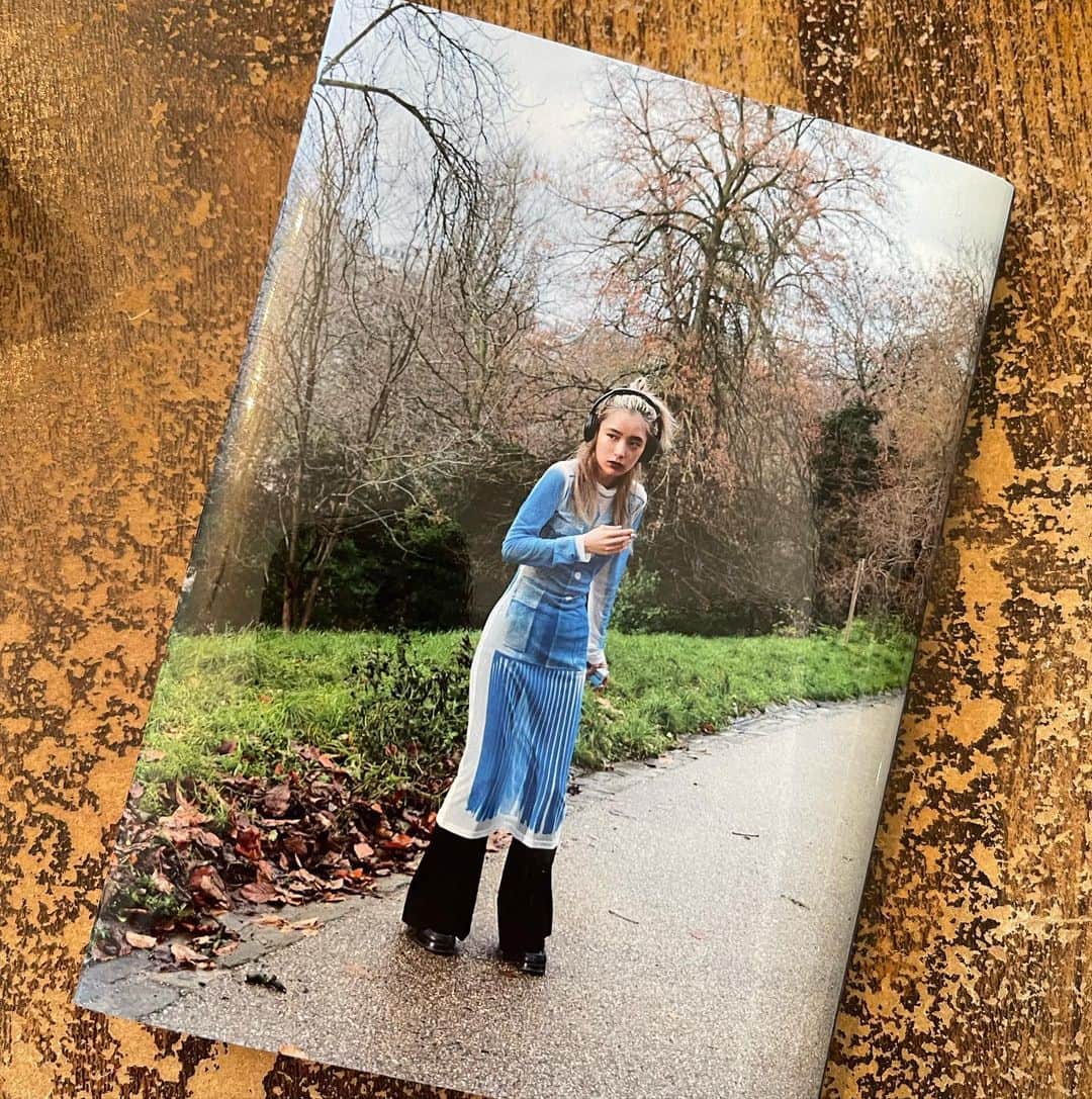 のインスタグラム：「最近読んだ本の中で1番。 メイリンさん素敵な人。 誠光社で取り扱い中のようです。  @meirin_zzz  @seikoshabooks」