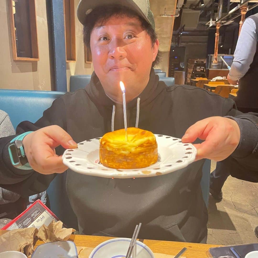 チョン・ジュナさんのインスタグラム写真 - (チョン・ジュナInstagram)「놀면뭐하니 팀부터,지인들,오래된 우리팬들까지..함께한 행복한 생일🎁🙏🏻 고마워요👏🙏🏻모두모두💕💕🎶」3月20日 14時48分 - junha0465