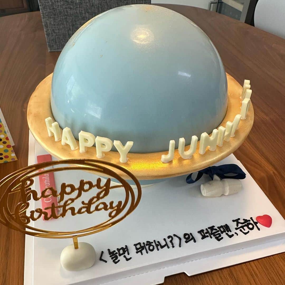 チョン・ジュナさんのインスタグラム写真 - (チョン・ジュナInstagram)「놀면뭐하니 팀부터,지인들,오래된 우리팬들까지..함께한 행복한 생일🎁🙏🏻 고마워요👏🙏🏻모두모두💕💕🎶」3月20日 14時48分 - junha0465