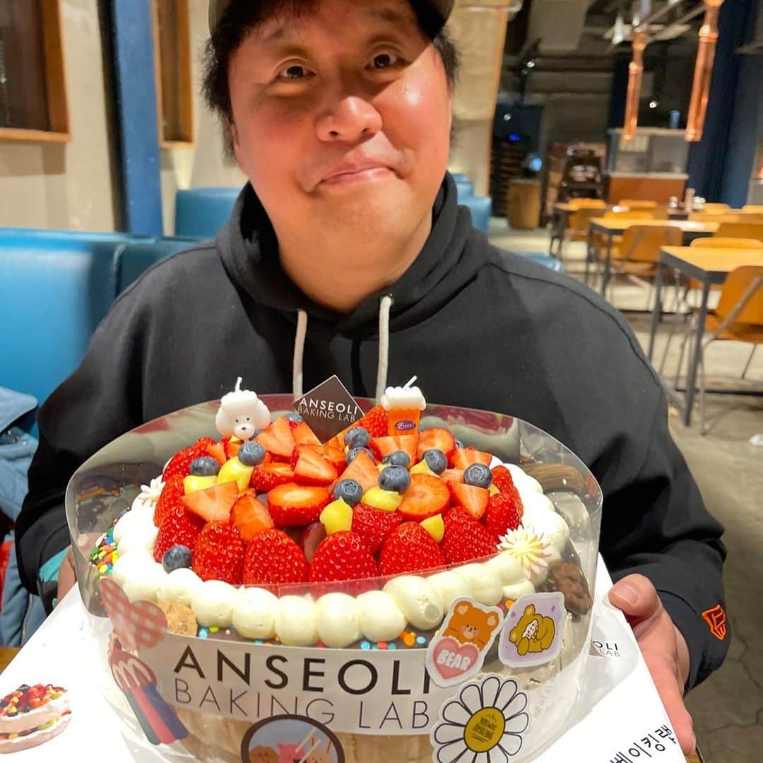 チョン・ジュナさんのインスタグラム写真 - (チョン・ジュナInstagram)「놀면뭐하니 팀부터,지인들,오래된 우리팬들까지..함께한 행복한 생일🎁🙏🏻 고마워요👏🙏🏻모두모두💕💕🎶」3月20日 14時48分 - junha0465