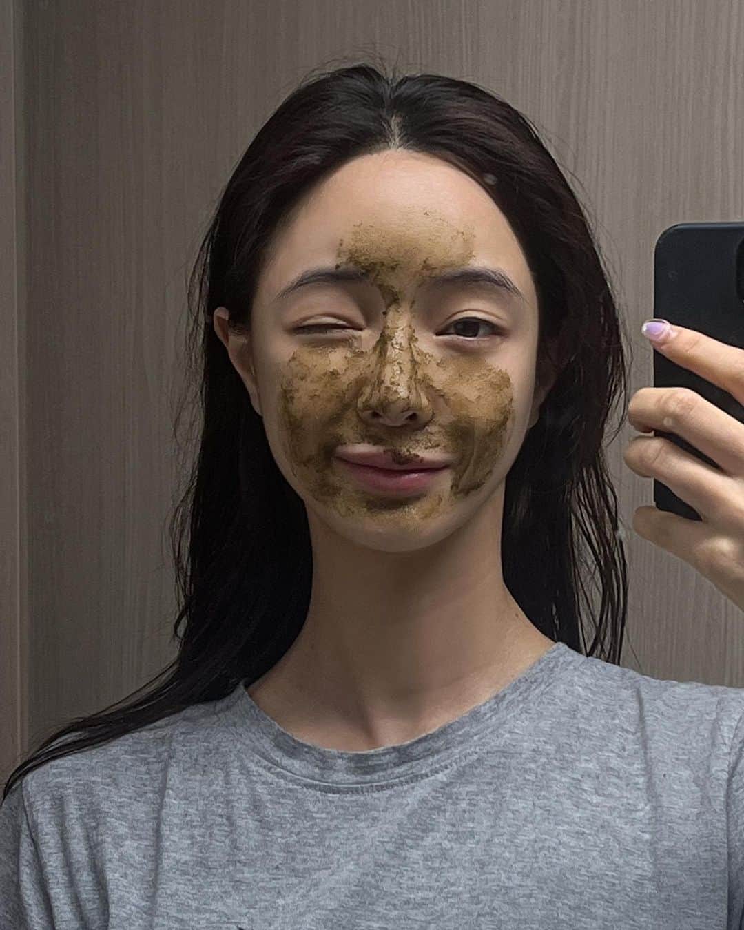 キム・ボラムのインスタグラム：「집에서 쉽고 간단하게 피부 완벽케어 🤍 #환생필 멜라노필 오픈했습니다 입소문으로 유명해진 제품이라  후기들도 정말 찐인데요  칙칙한 다크닝 피부 예민한 피부 여드름 피부 모공넒은 피부   모두 모여주세요🫰🏿 관리 후에 각질 일어나는 증상 전혀 없고 꺈 달걀처럼 매끈하고 부들부들해요  ☝🏾mts관리랑 같은 원리라고 보시면 됩니다. 대부분 바르는 경우 표피에만 작용되고 되지만 멜라노필 스피큘로 진피까지 침투해서 노폐물 배출시키고 각질을 탈각시켜줘요 ❤️👍🏾」