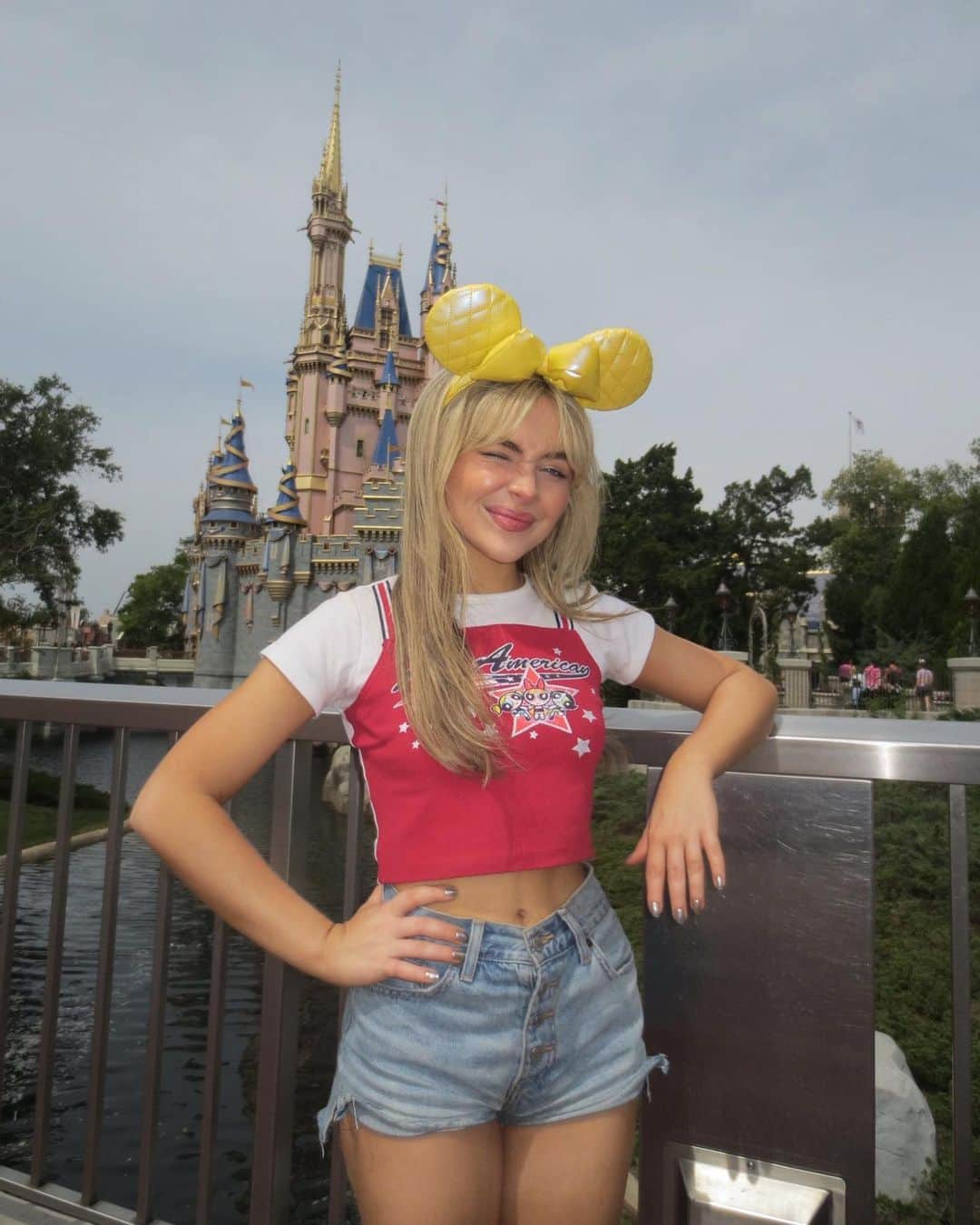 サブリナ・カーペンターのインスタグラム：「a dream is a wish your heart makes when you’re fast asleep」