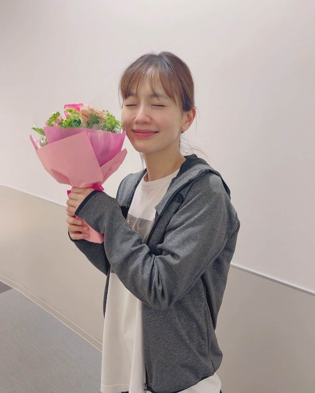 中村ゆりさんのインスタグラム写真 - (中村ゆりInstagram)「遅くなってしまいましたが、お誕生日のお祝いメッセージをありがとうございました😊  歌うシャイロックの皆さんにもお祝いしていただき、本当に暖かい方々に囲まれて、なんて自分は幸せ者なんだろうと思いました♡  残りの公演も楽しみ、頑張ります！」3月20日 13時33分 - yurinakamurawoori