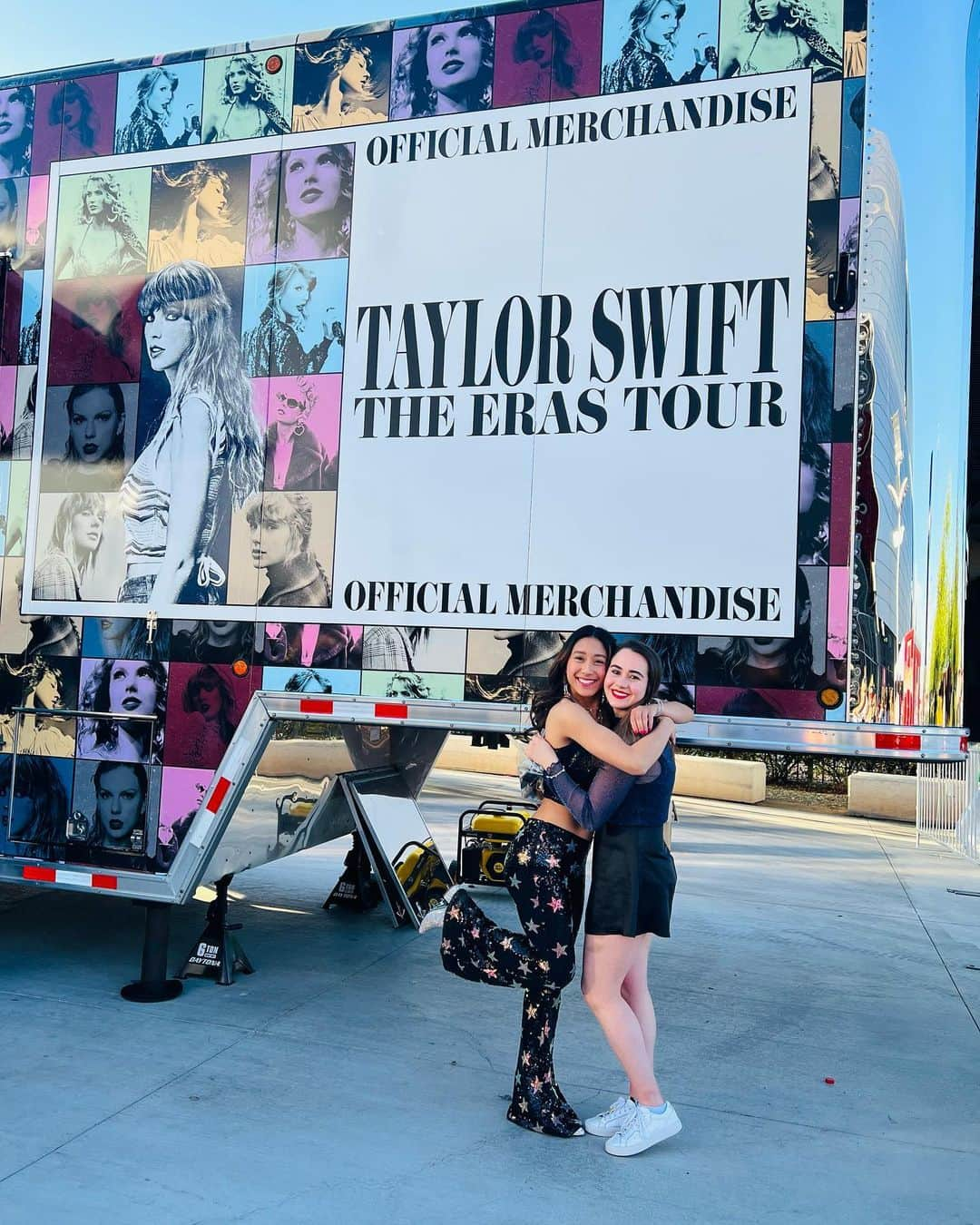 ジェシカ・カラランのインスタグラム：「Keeping Taylor Swift (+ @meganwess798 ) like an oath 🙏🏼💕 #GlendaleTSTheErasTour also, crying like a baby bc @zskate7x3 is my lover 🫶🏽」