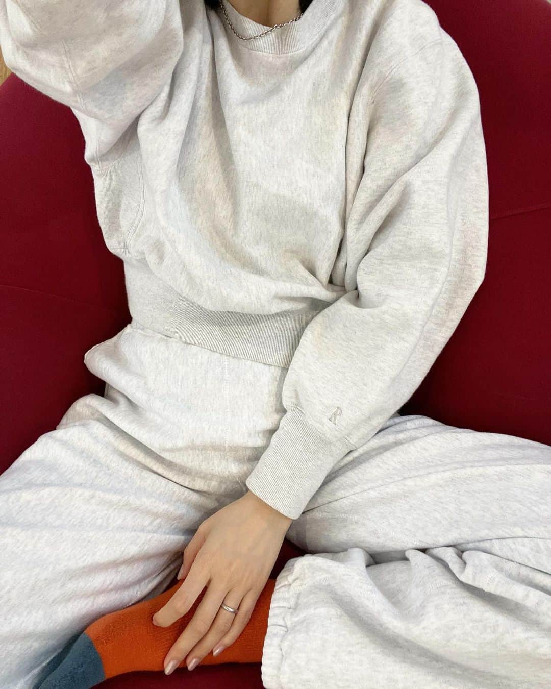 片桐ゆたかのインスタグラム：「weekend ☔️  友達が遊びにきてくれたから退屈な時間はなく 楽しいおうち時間になりました🎶  いよいよ入らなくなってきたパンツ問題🤰🏻 @machupichu_shop @oshimarei のスウェットまだいける✌️天才💖  ⛓ @alandalatokyo  socks @nodal.japan    @why_juice 初めて飲んだけど めちゃくちゃ飲みやすくて感動した🥹🍹  #シフクユタカ#妊婦#ママコーデ #おうち時間 #片桐ゆたか #yutakakatagiri #maternity」