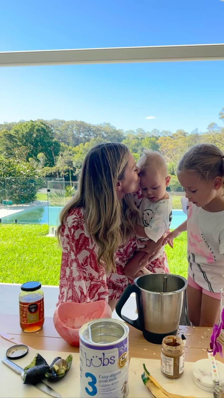 ジェニファー・ホーキンスのインスタグラム：「Made a smoothie with these two! It was a lot!! 🤣  Frankie adding every ingredient in view and Hendrix adding shoes! 👍🏼 Ingredients: banana, berries, oats (lots via toddler!), nut butter, avo, honey, Bubs toddler milk with extra vitamins & coconut milk.  @bubsaustralia #ad」