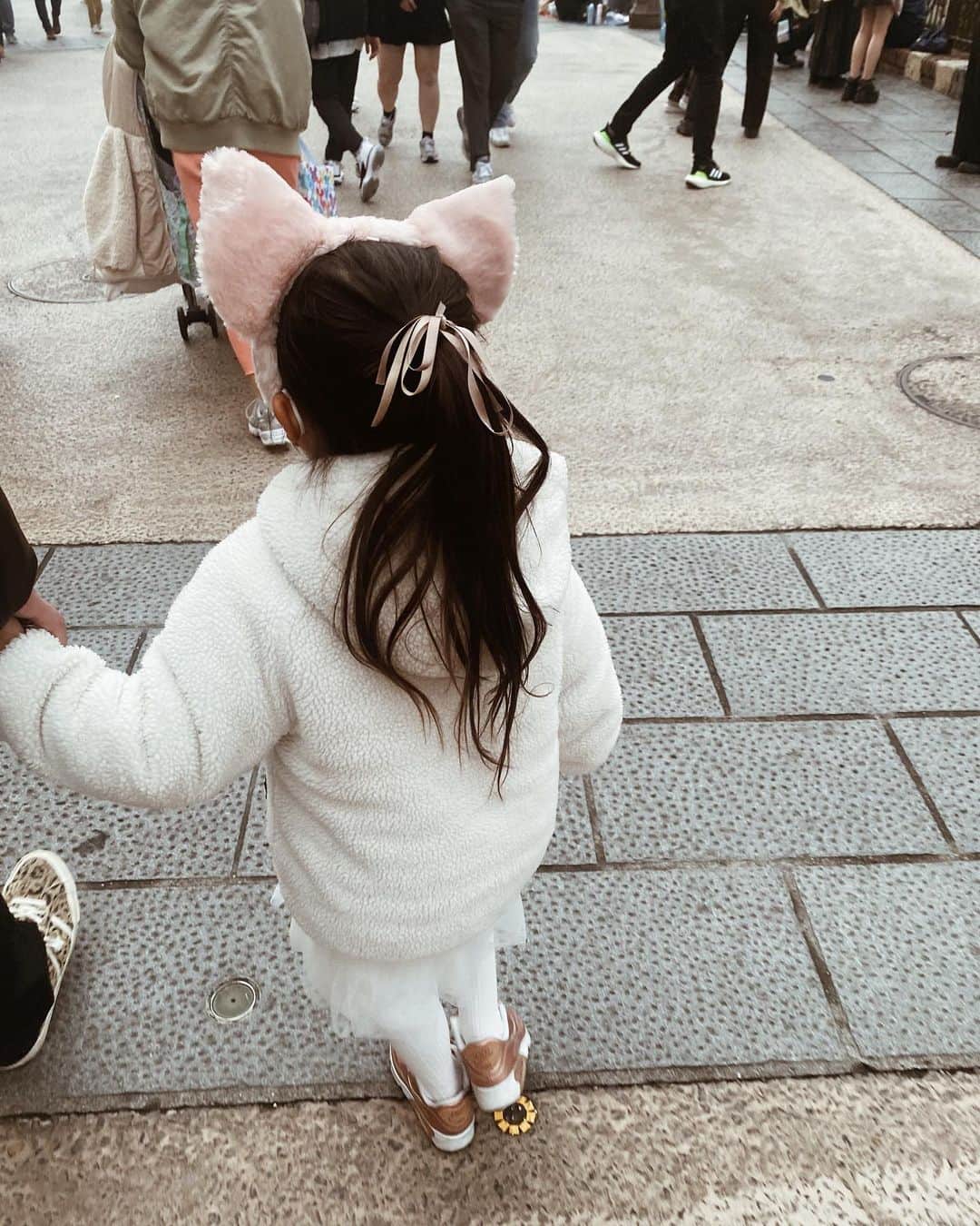 のインスタグラム：「🤍🤍🤍 LILIは初めてのDisneySea🌏 OliviaとAmeliaも一緒だったよ👧 またみんなで行こうね〜🌸 @eimiemi  @kenji0606   #tokyodisneysea」