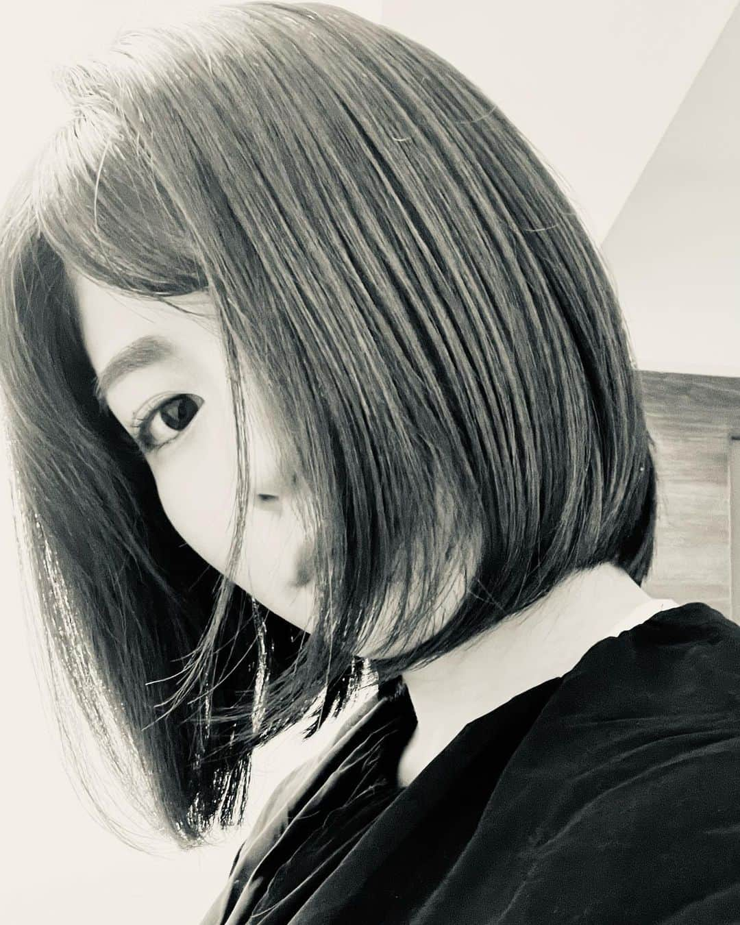 千葉真由佳のインスタグラム：「レイヤーを入れた髪型で ほぼ3年くらい過ごしていたのですが  ヘアメイクさんで 毛先を切りそろえたカットが とても似合う方がいらっしゃって...  密かに憧れていたので ついに私も切りました✂️☺️  といっても切ってから結構経ちますが✨ またこれから微調整して いいラインになったらいいなぁ〜💇‍♀️  #髪型#ぱっつんボブ #大人ショート #フリーアナウンサー #千葉真由佳 #たまには#色味チェンジ  #instalike#fashion#photography」