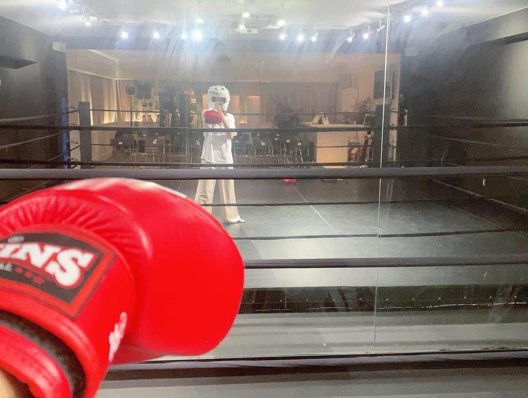 里咲りささんのインスタグラム写真 - (里咲りさInstagram)「キックボクシングリングでワンマンライブしたよ、靴下でパフォーマンスして楽しかった🫶  Performed at kickboxing gym‼︎  #キックボクシング ＃キック #社長 #社長の日常 #CEO #ceolife」3月20日 14時13分 - risasatosaki