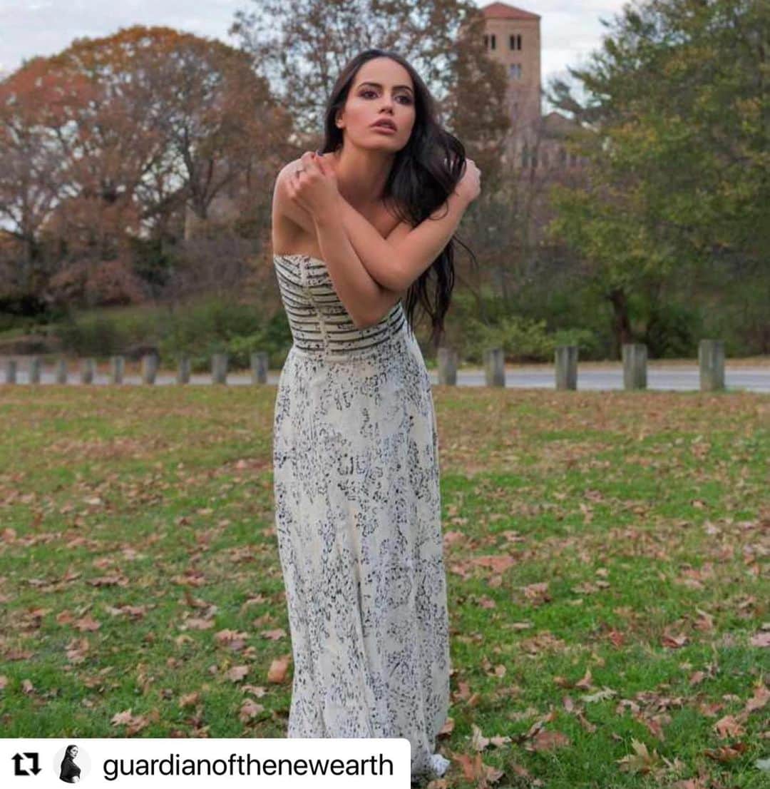 のインスタグラム：「#Repost @guardianofthenewearth with @use.repost ・・・ The true mind can weather all the lies and illusions without being lost. The true heart can touch the poison of hatred without being harmed. Since beginning less time, darkness thrives in the void, but always yields to purifying light.  📸 @mina.happy320  私は彼女の言葉もいつも、自分を軸に笑顔な彼女がloveです。 彼女はネイティブスピーカーではなかったといいますが、彼女の使う言葉は知識に溢れています。 輝くチカラ とゆうことば、輝かないチカラも輝くチカラにはいります。自分がそれをよしとすれば、それは輝くことになるからです。  #輝くチカラ　#shinningpower #unshiny is also within in shine if you admit it yourself !」
