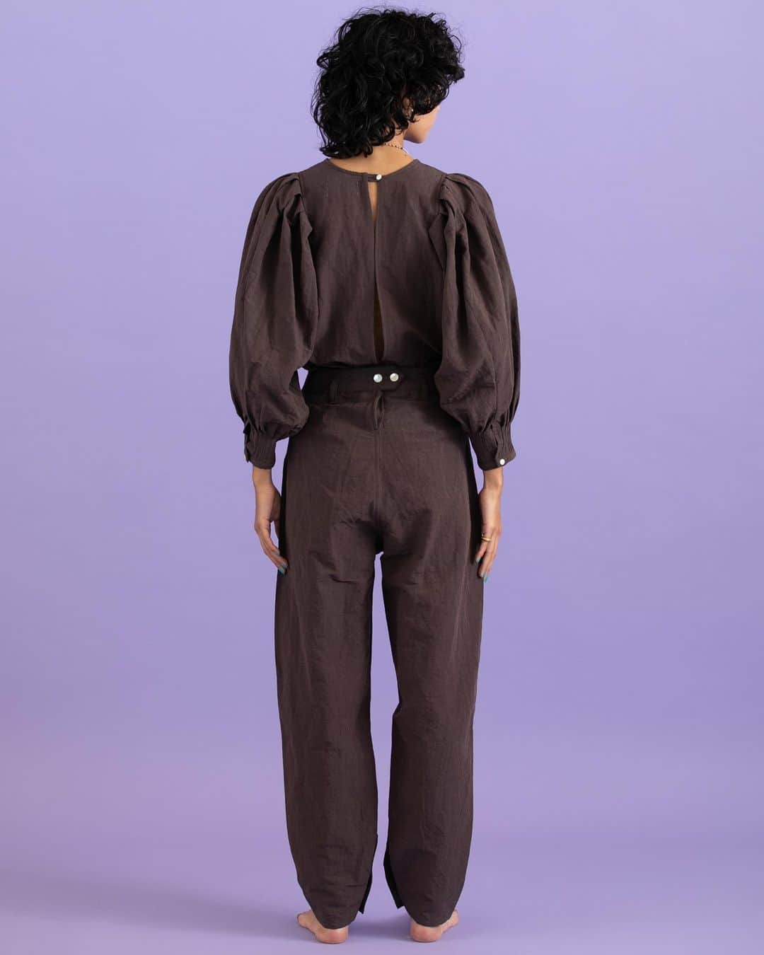 Shikica Tokyo & KiiRAさんのインスタグラム写真 - (Shikica Tokyo & KiiRAInstagram)「Cotton hemp pants   タック入りのテーパードシルエットが幅広いシーンに活躍する1枚に。 裾にはボタン付きのスリット入り。 腰のボタンで調整が可能。  同素材のブラウスとのセットアップも おすすめです 。」3月20日 14時37分 - kiira_shikica