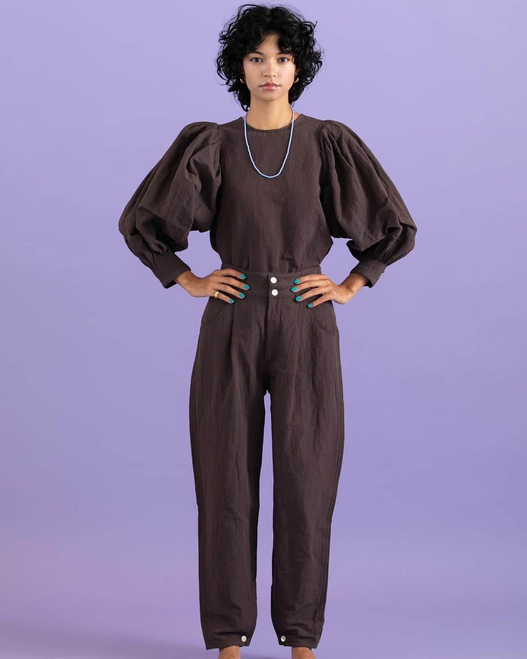 Shikica Tokyo & KiiRAのインスタグラム：「Cotton hemp pants   タック入りのテーパードシルエットが幅広いシーンに活躍する1枚に。 裾にはボタン付きのスリット入り。 腰のボタンで調整が可能。  同素材のブラウスとのセットアップも おすすめです 。」