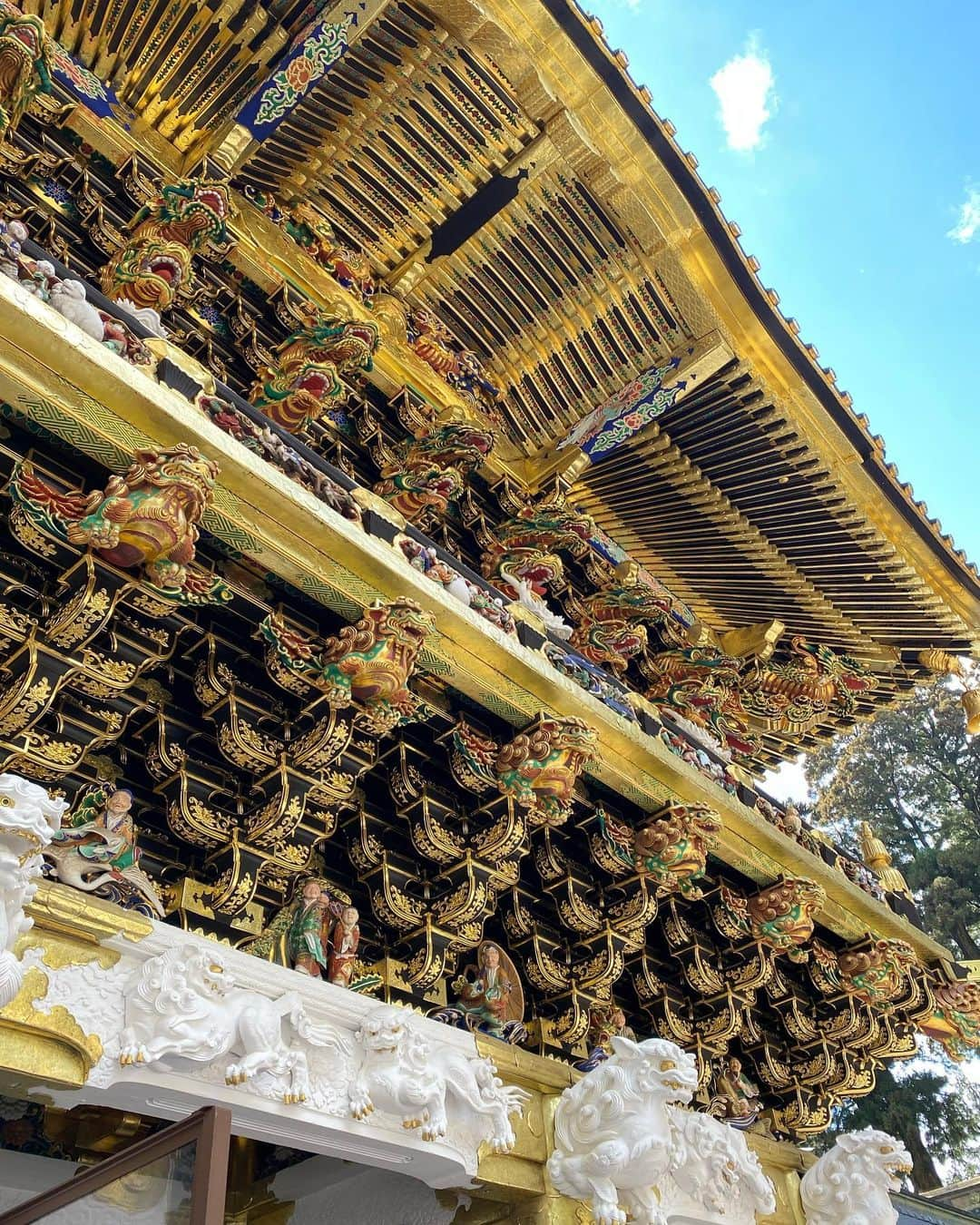 内田有理さんのインスタグラム写真 - (内田有理Instagram)「日光東照宮⛩️徳川家康を祀っている世界遺産✨🙈🙉🙊 ゴージャス✨✨✨ 本当立体感が凄くてどの建物に行っても華やか✨  入るとお祓いもしてくれて、説明もしてくれて👀 今はみんな入れるのですが、その間は昔は大名しか入れない間だったそう…  畳の間は、大名が位の高い順に前から座っていたようで、畳一畳ごとにどんどん位が上がっていき、  畳一畳前に行くのに10万石上がるそうです。 案内「どうぞ〜前にお詰めください〜昔でしたら大出世でございます〜」笑  天井の龍が100匹？🐉いたのですが当時からほぼ修繕していないそうですが全部違う構図でとても綺麗でした✨  眠り猫は上の人が下の人を虐げることのない平和のシンボルにって🕊ええ話⁉️  来ている人外国人も多かったです😮 森林浴にもなってリフレッシュしました🌲🌳  #日光観光 #日光旅行 #日光東照宮」3月20日 14時31分 - yuriuchida1018