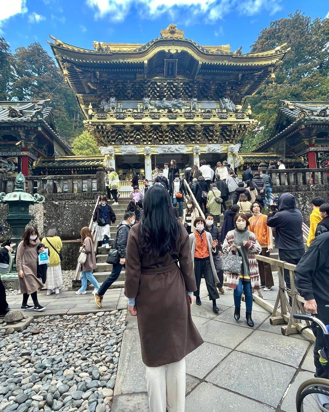 内田有理のインスタグラム：「日光東照宮⛩️徳川家康を祀っている世界遺産✨🙈🙉🙊 ゴージャス✨✨✨ 本当立体感が凄くてどの建物に行っても華やか✨  入るとお祓いもしてくれて、説明もしてくれて👀 今はみんな入れるのですが、その間は昔は大名しか入れない間だったそう…  畳の間は、大名が位の高い順に前から座っていたようで、畳一畳ごとにどんどん位が上がっていき、  畳一畳前に行くのに10万石上がるそうです。 案内「どうぞ〜前にお詰めください〜昔でしたら大出世でございます〜」笑  天井の龍が100匹？🐉いたのですが当時からほぼ修繕していないそうですが全部違う構図でとても綺麗でした✨  眠り猫は上の人が下の人を虐げることのない平和のシンボルにって🕊ええ話⁉️  来ている人外国人も多かったです😮 森林浴にもなってリフレッシュしました🌲🌳  #日光観光 #日光旅行 #日光東照宮」